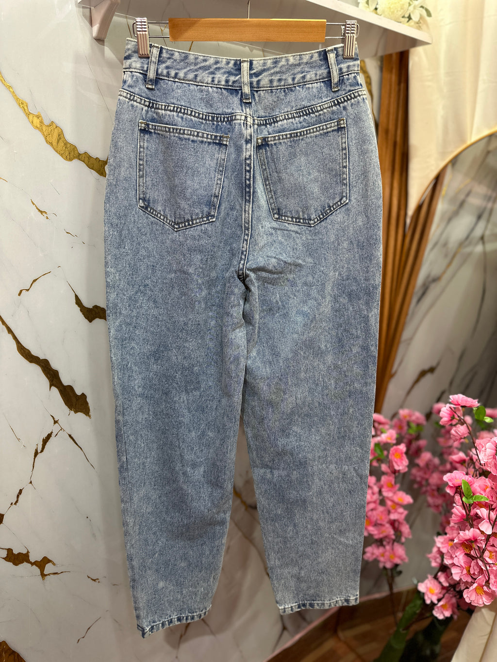 Pantalón de mezclilla estilo Mom Jean de tiro alto