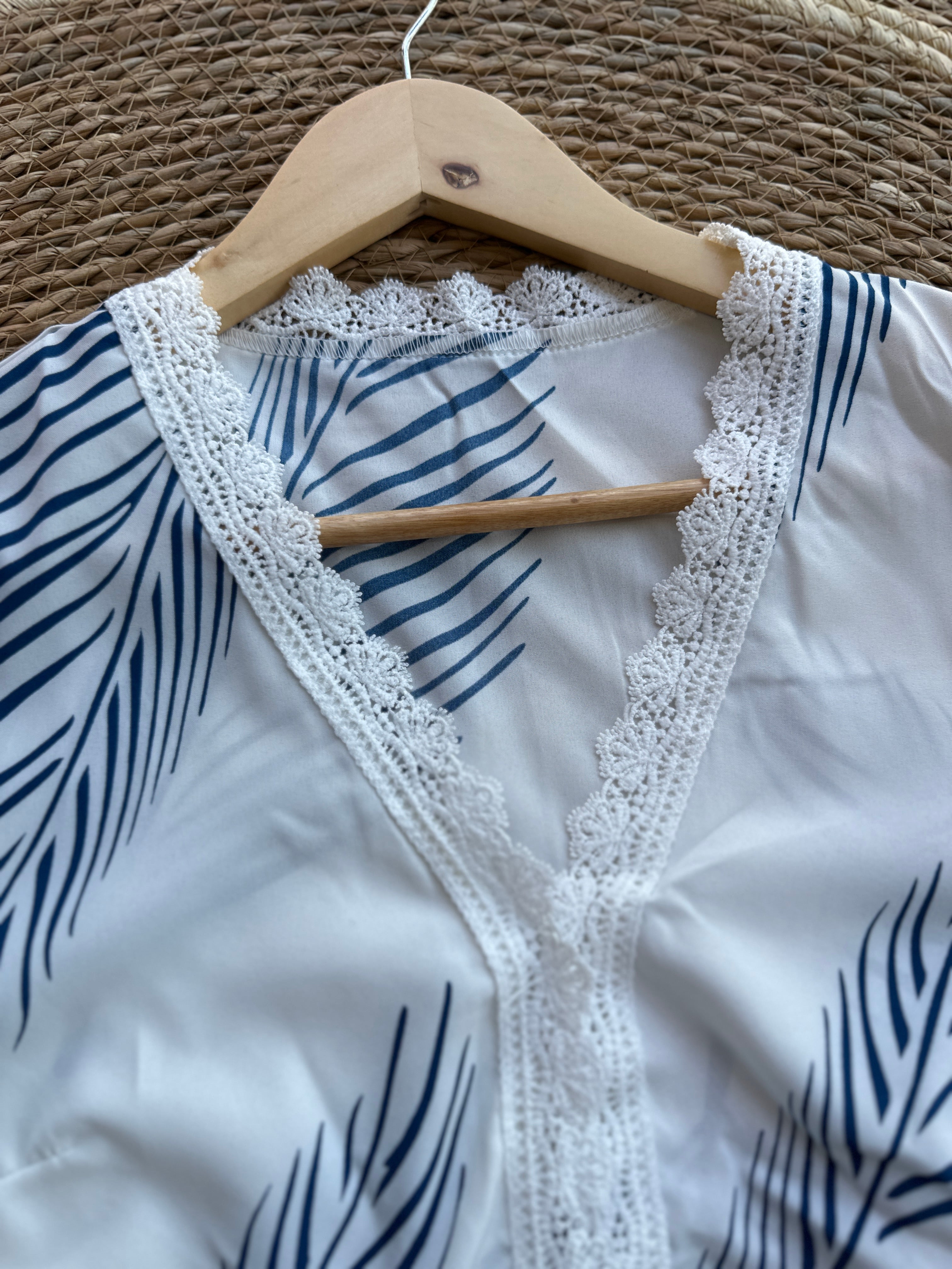 Blusa casual con escote en V y encaje frontal