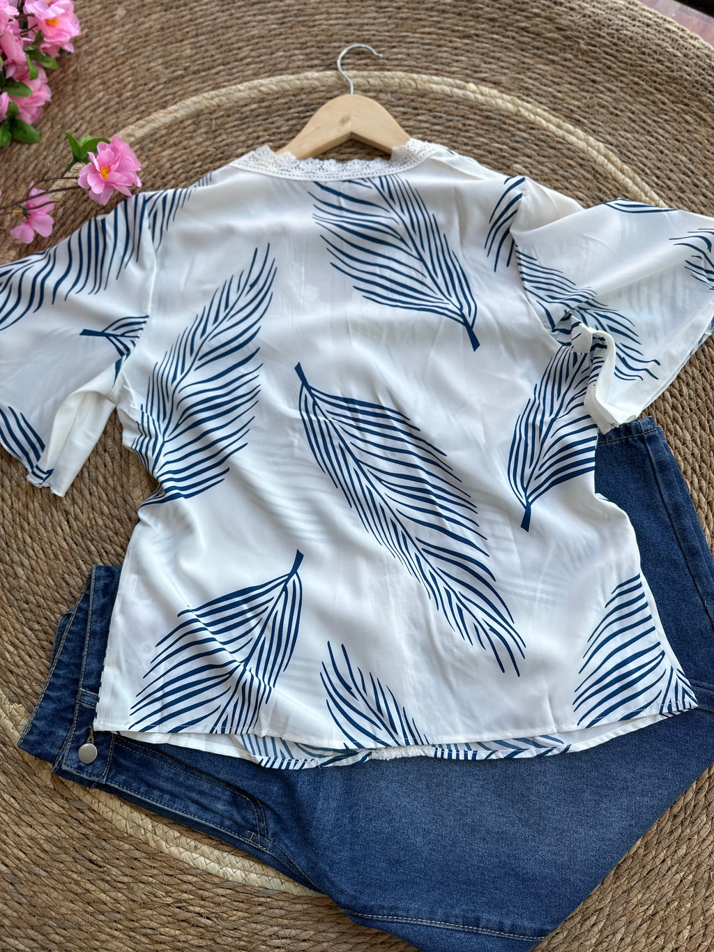Blusa casual con escote en V y encaje frontal