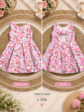 Vestido sin mangas para niña con un estampado floral en tonos rosados y un tierno detalle de lazo en la espalda
