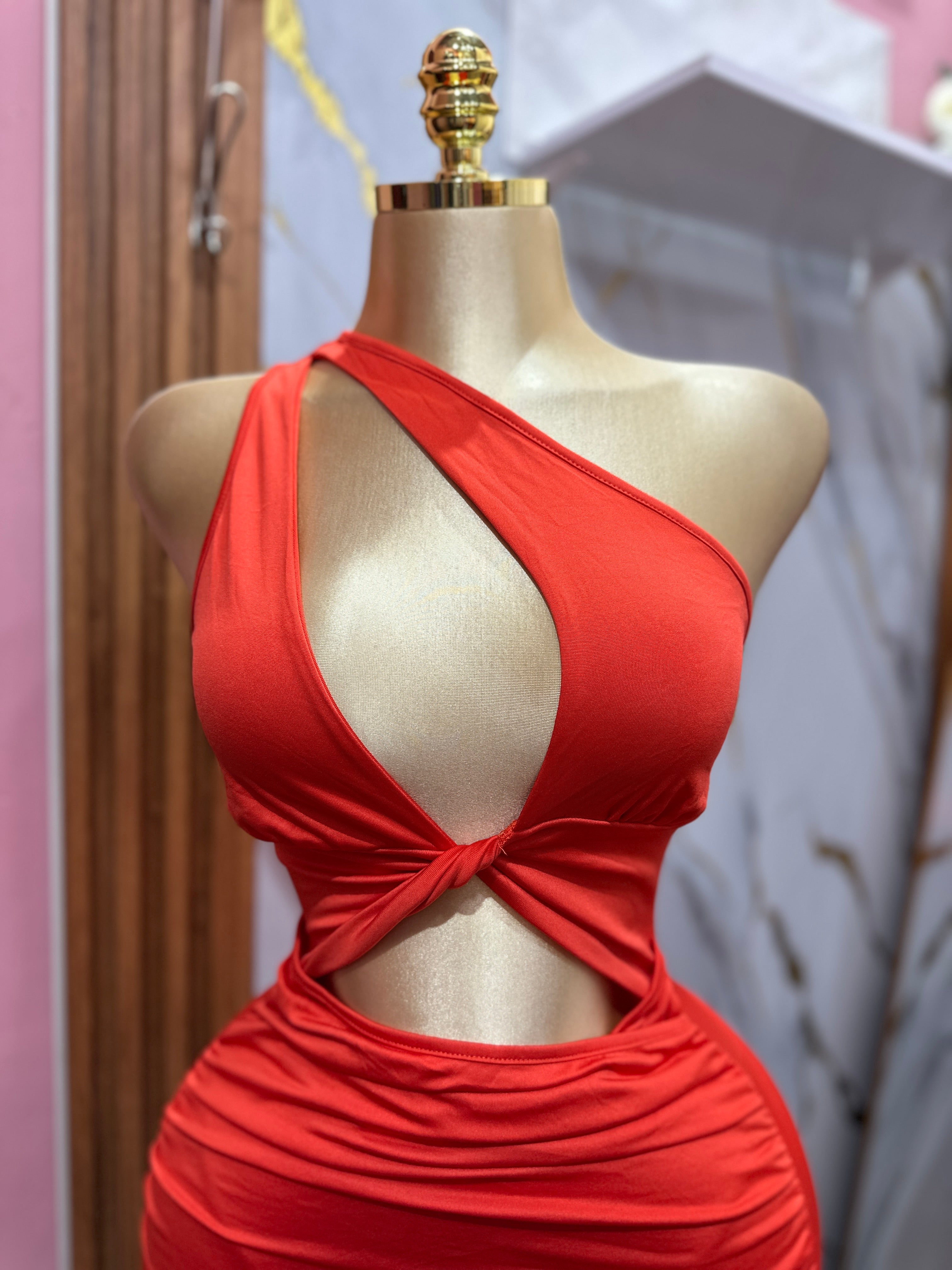 Vestido pegado anaranjado de un solo hombro con bastante escote