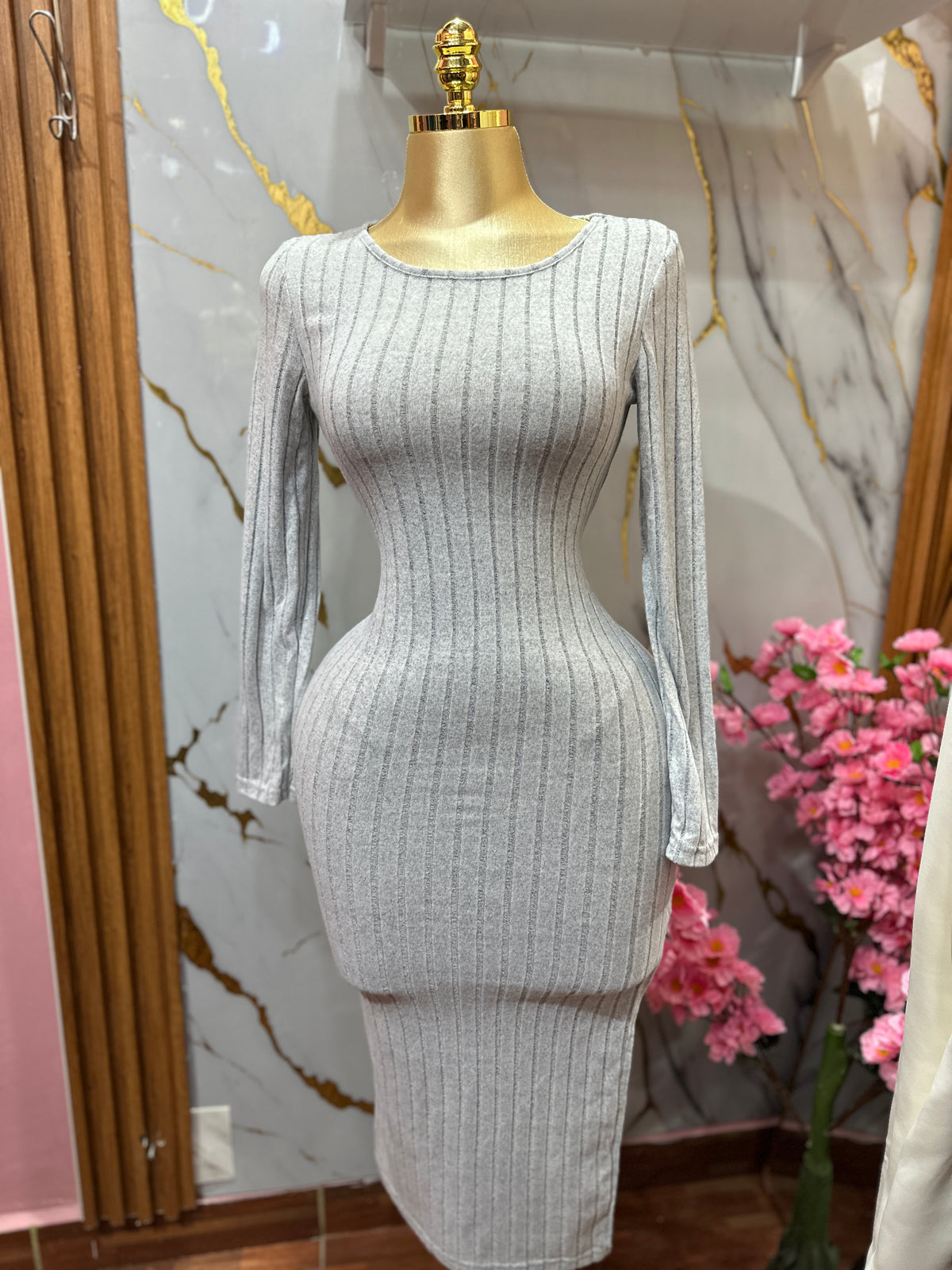 Vestido midi gris SHEIN de manga larga con un diseño de punto acanalado y corte ajustado