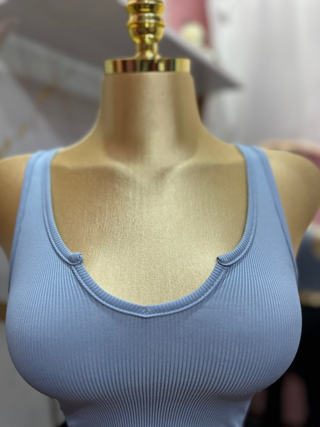 Top de tirantes gruesos color azul claro con diseño ajustado