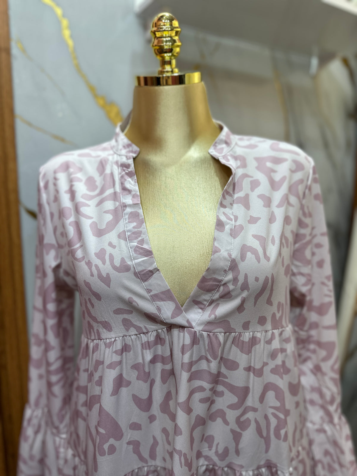 Vestido corto color rosado de manga larga con estampado cuenta un escote en V pronunciado