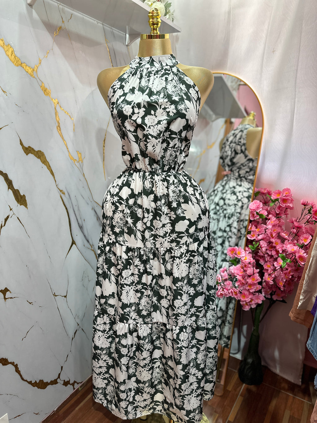 Vestido largo con diseño floral en verde y blanco cuanta con cuello halter