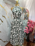 Vestido largo con diseño floral en verde y blanco cuanta con cuello halter