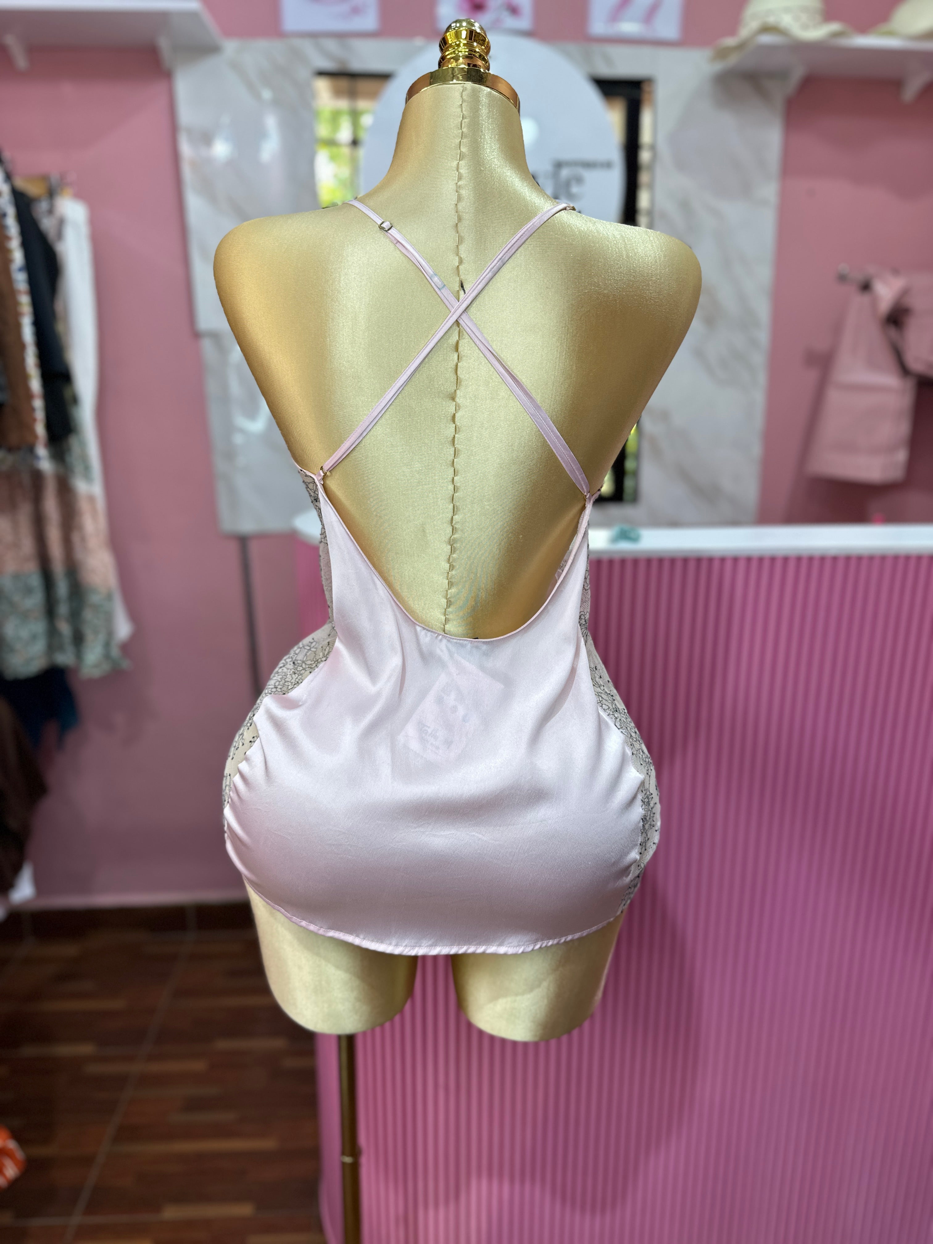 Camisón de satin rosa con detalles de encaje