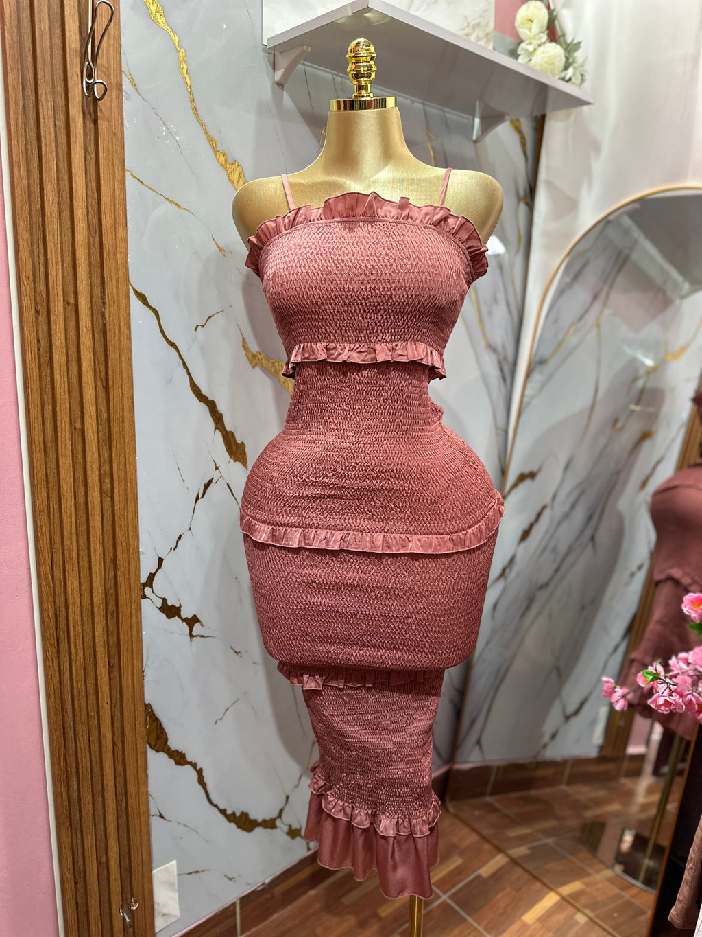 Vestido elegante color rosa con diseño ajustado
