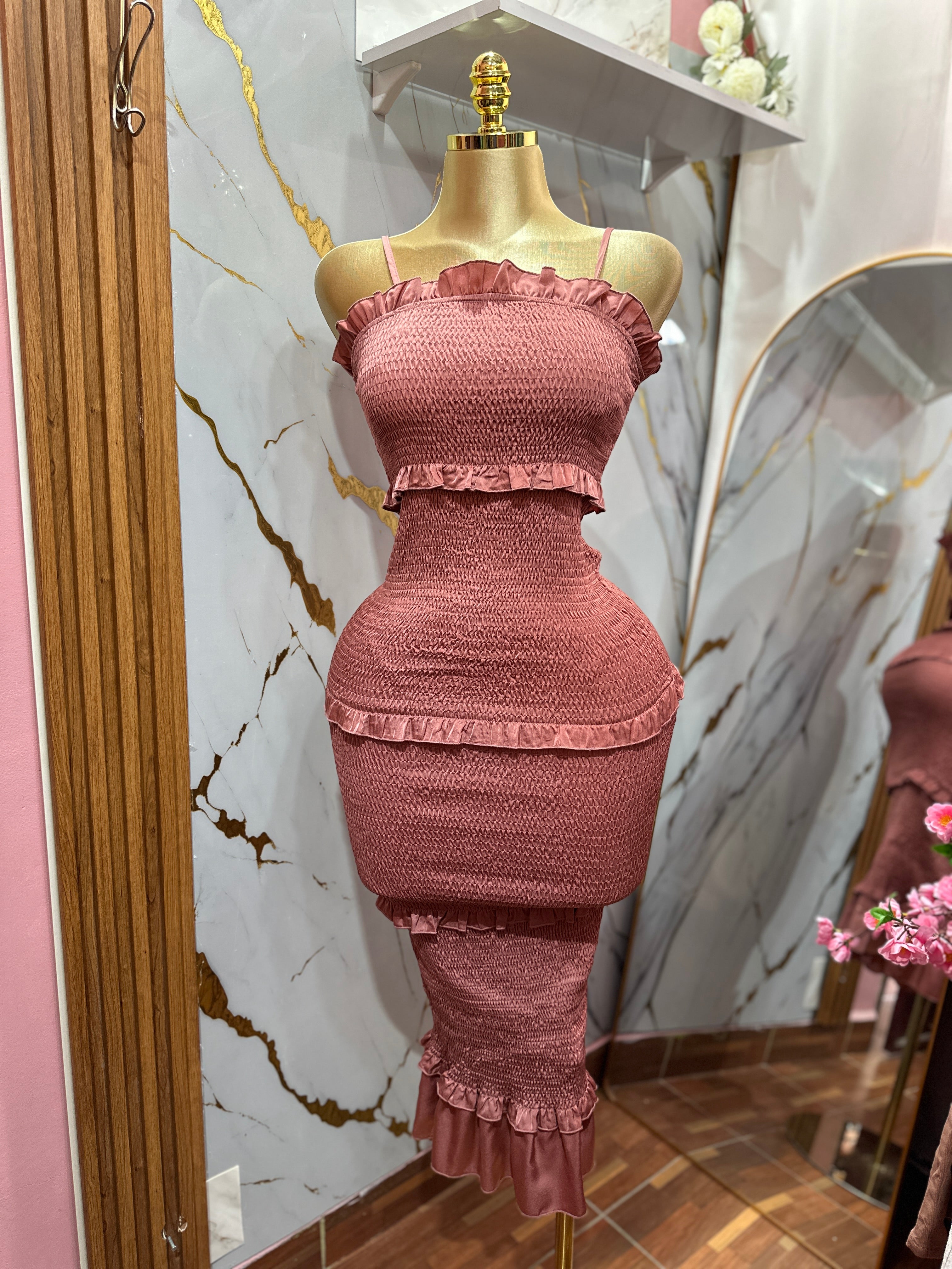 Vestido elegante color rosa con diseño ajustado