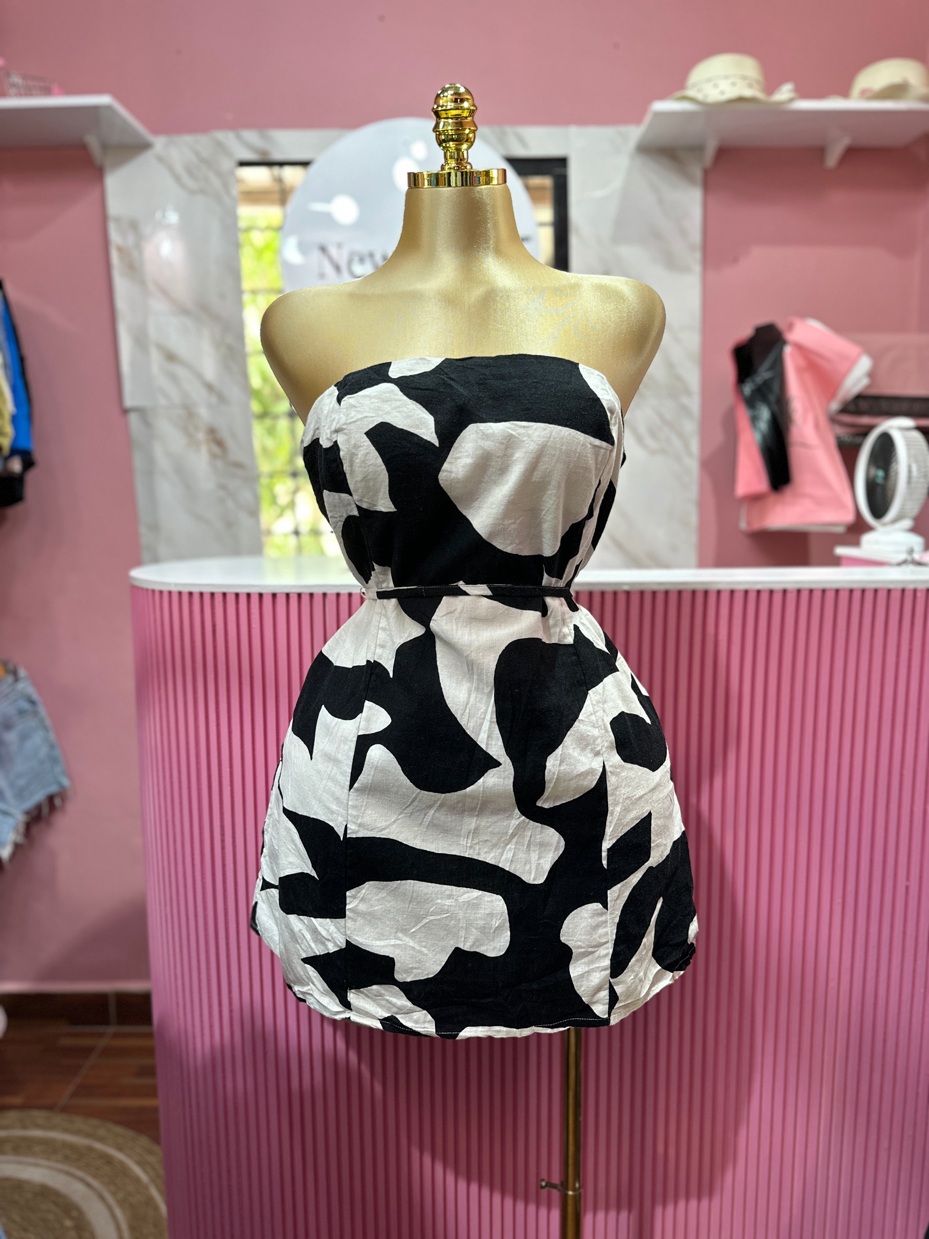 Vestido corto strapless con estampado abstracto en blanco y negro
