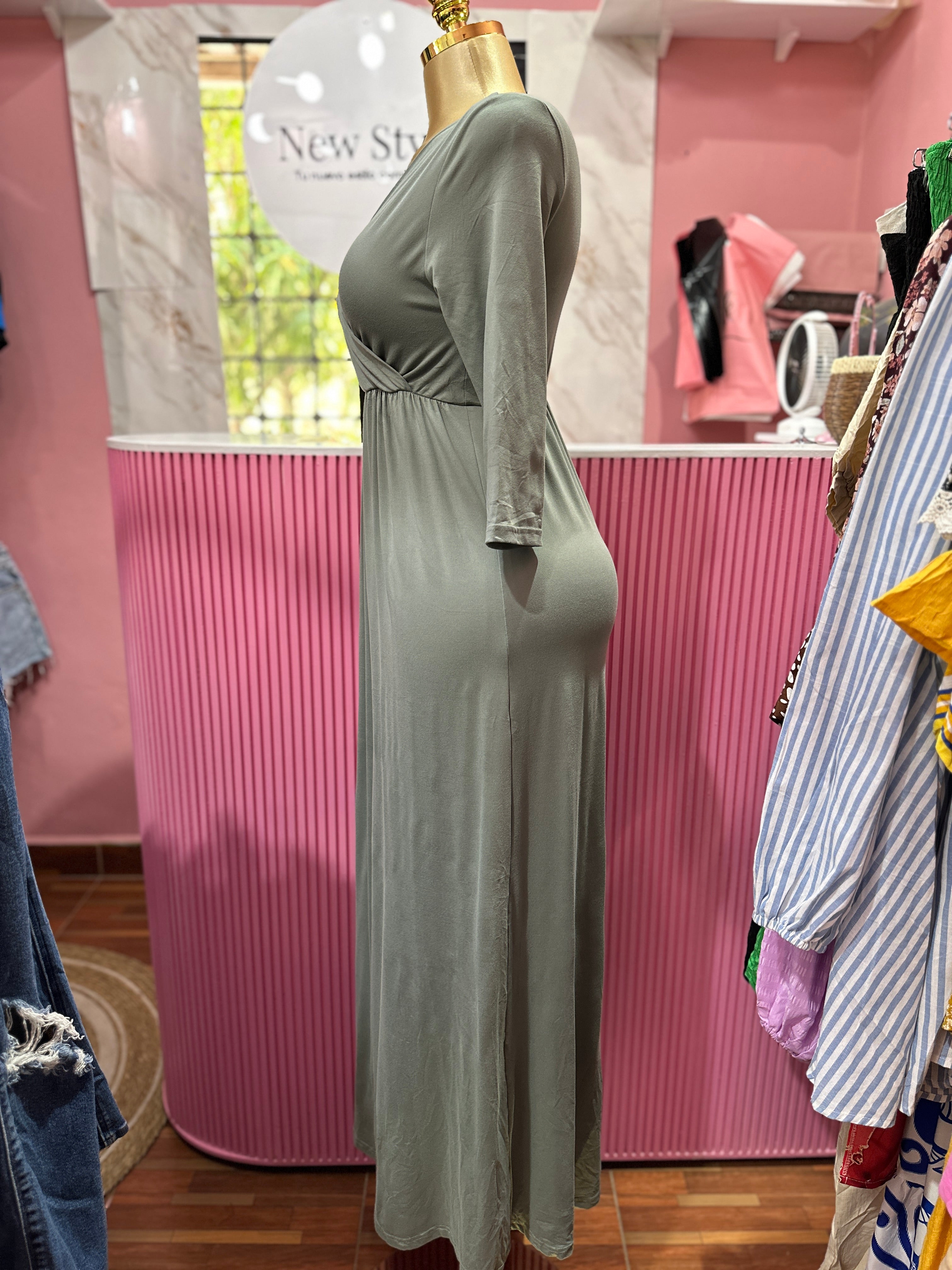 vestido largo con cuello cruzado y mangas 3/4