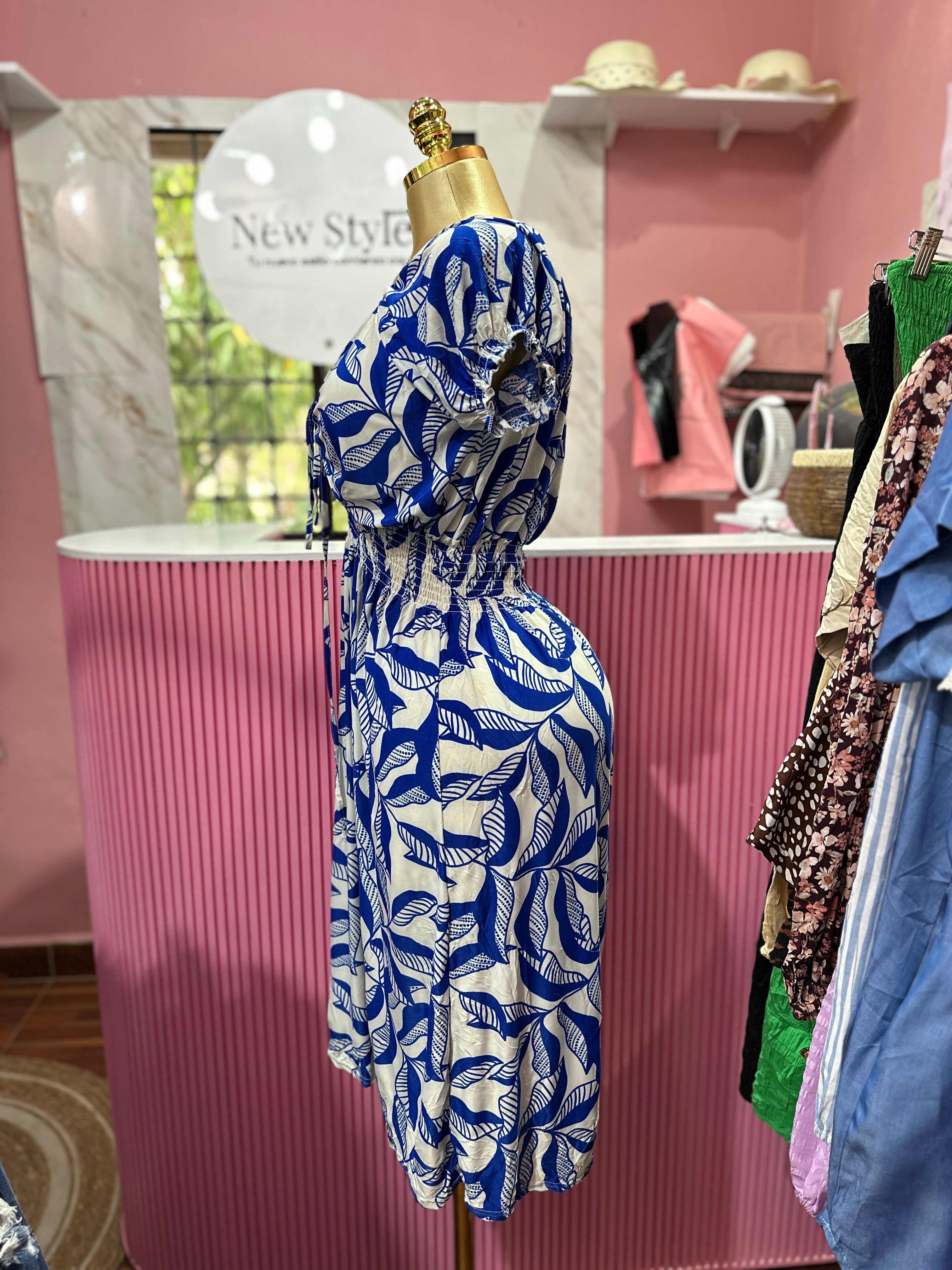 Vestido con estampado de hojas azules, mangas abullonadas y cintura fruncida