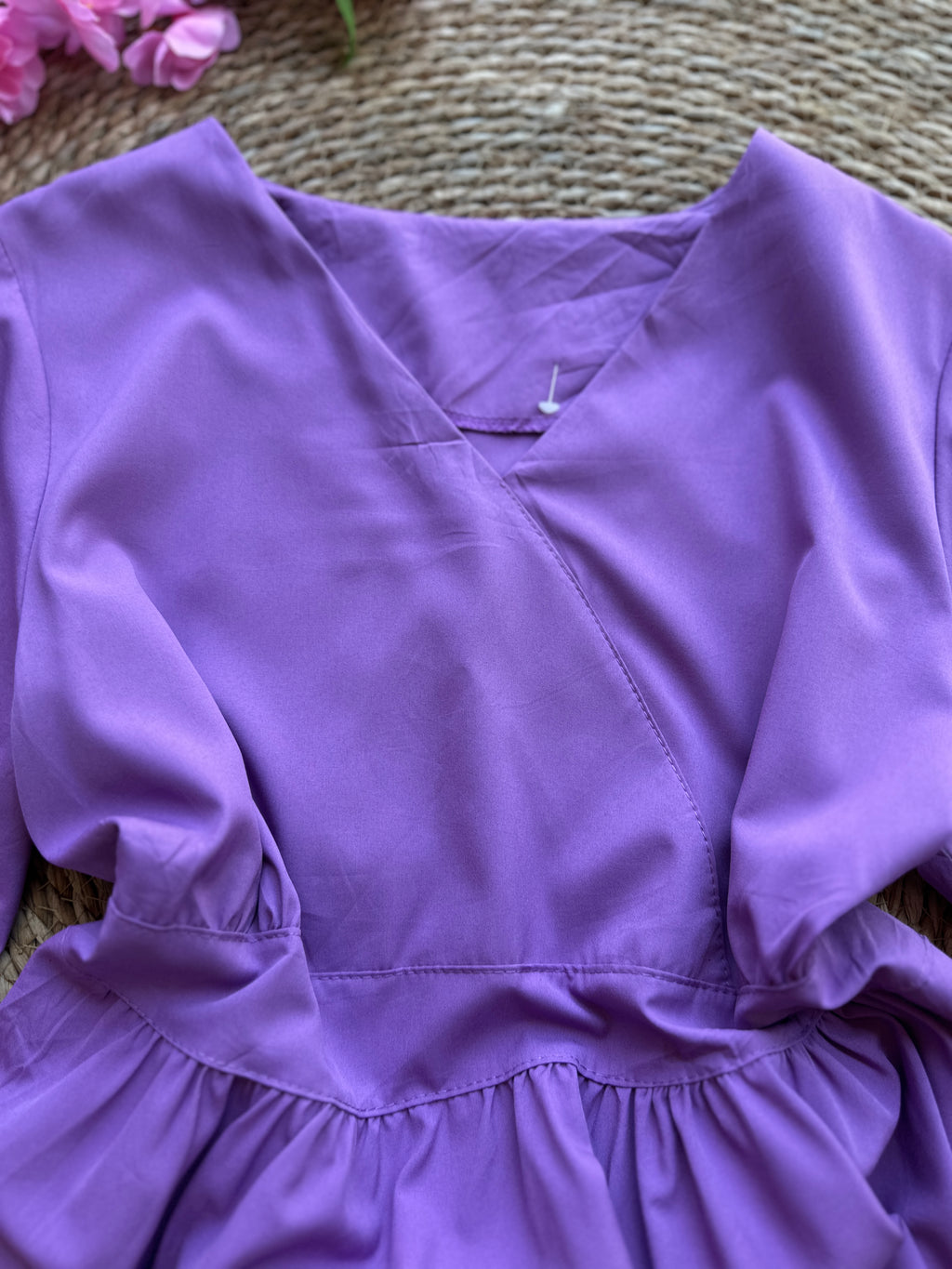 Blusa Peplum Morada con Mangas de Volantes