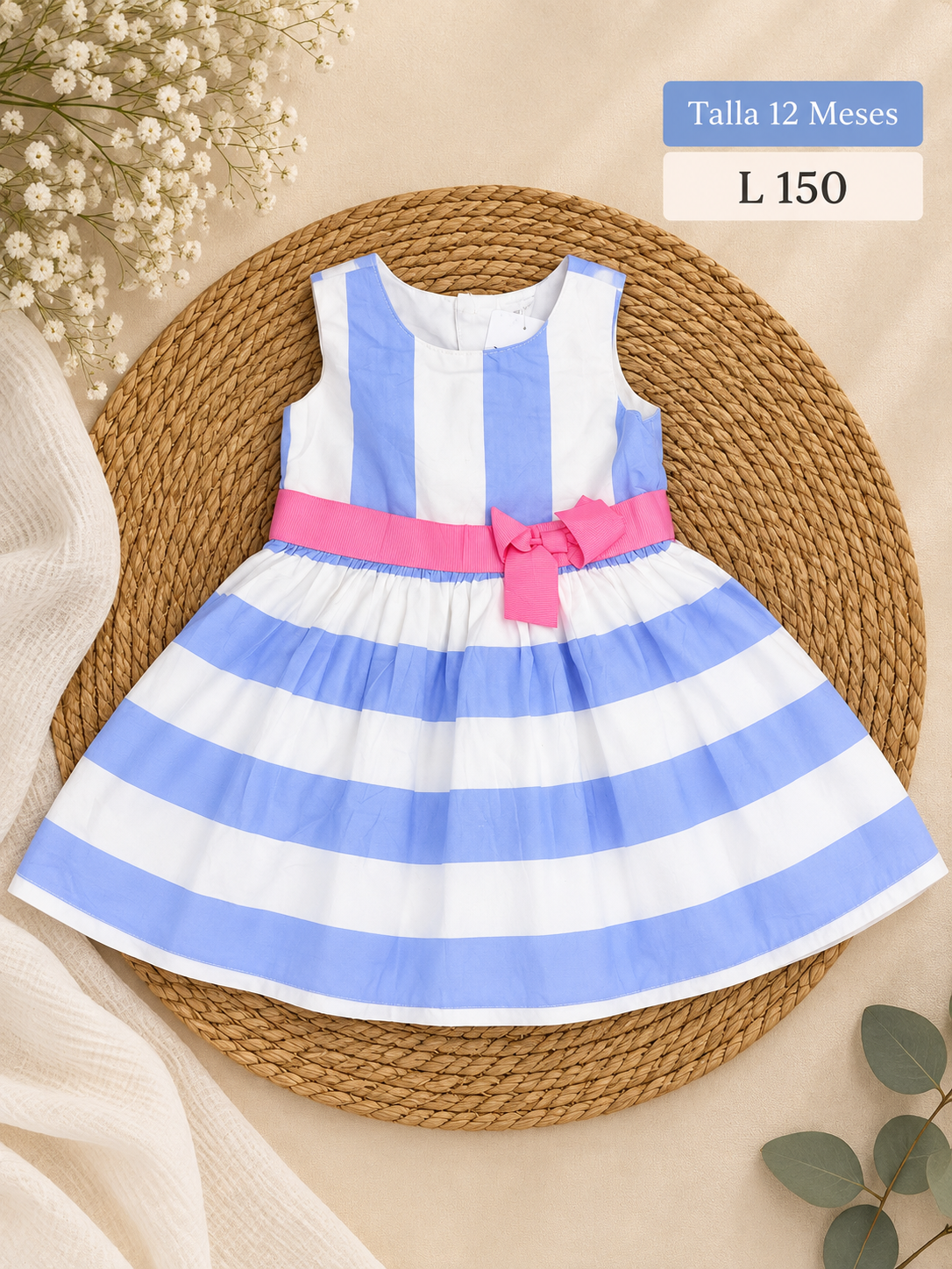 Vestido para niña sin mangas con rayas azules y blancas con un detalle de lazo rosado en la cintura