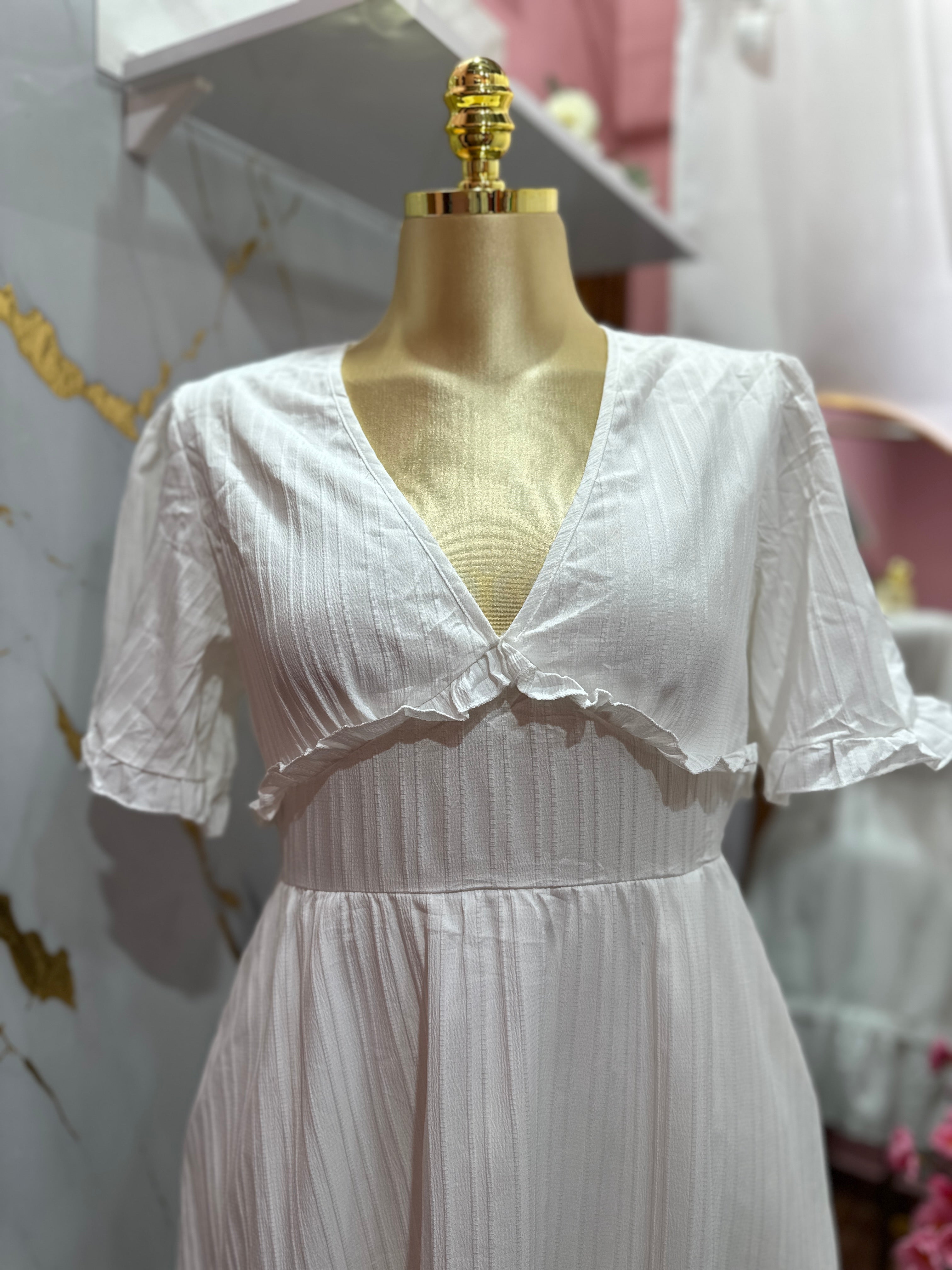 Vestido blanco corte de tiempo manga corta con revuelo