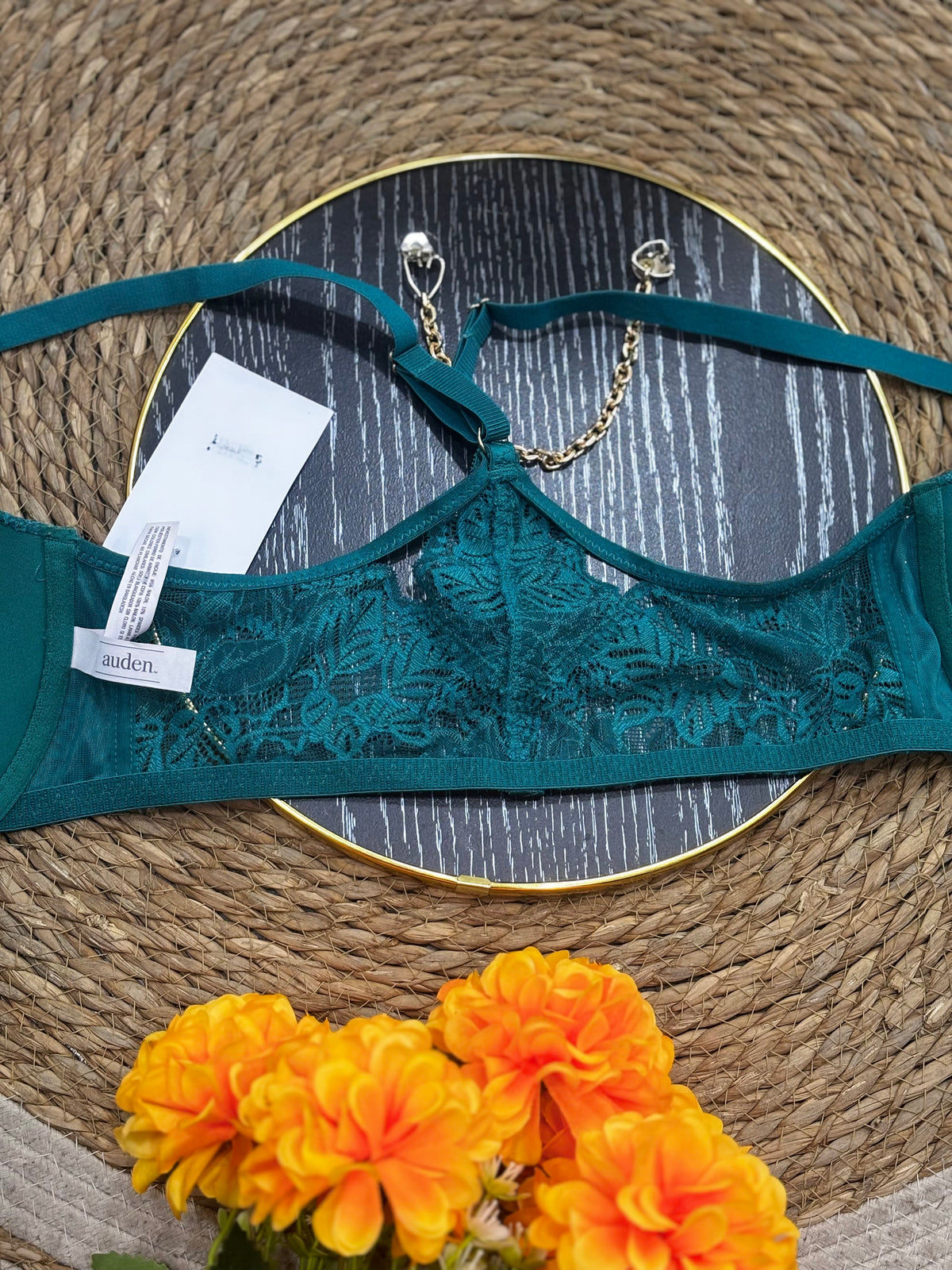 Brasier verde de blonda con broche en el busto