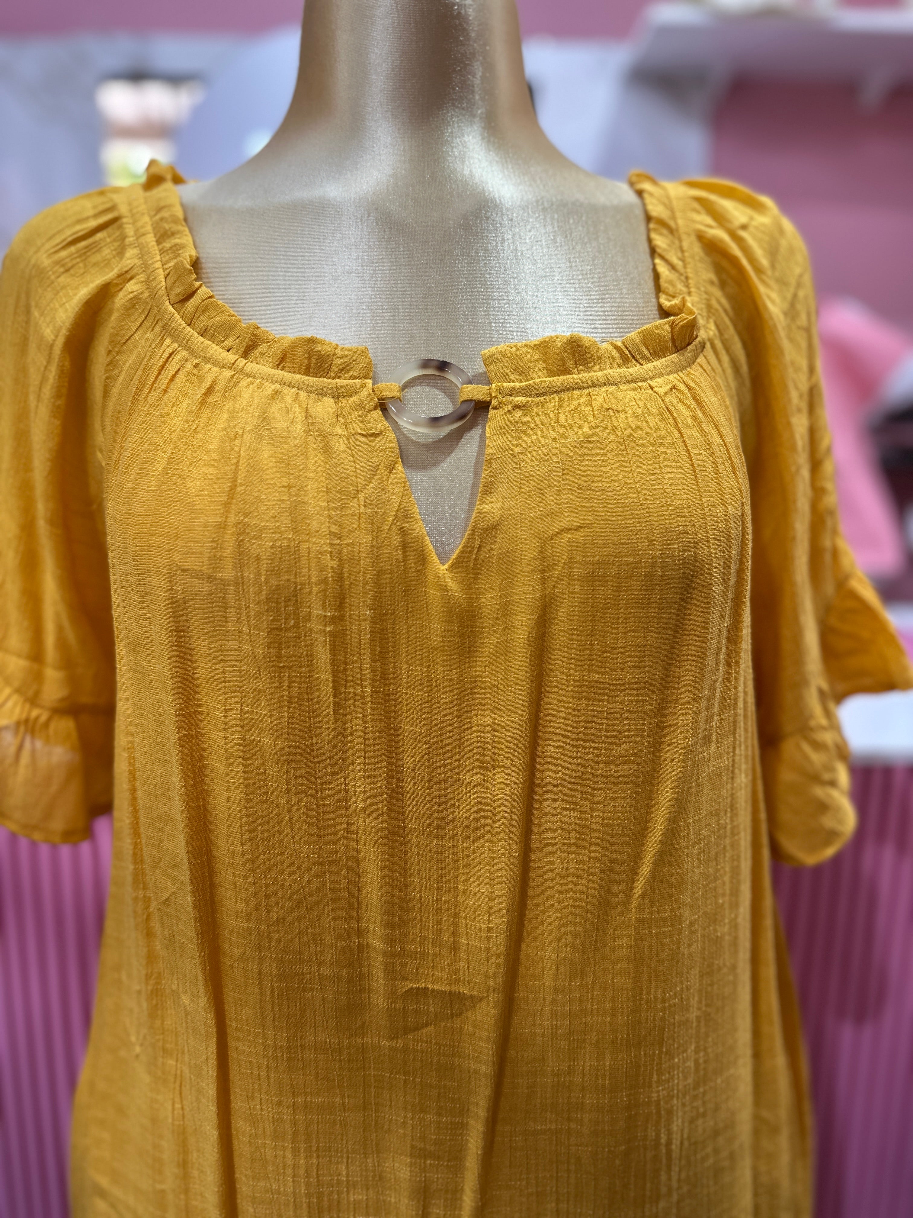 Vestido amarillo con mangas con volantes y cuello redondo