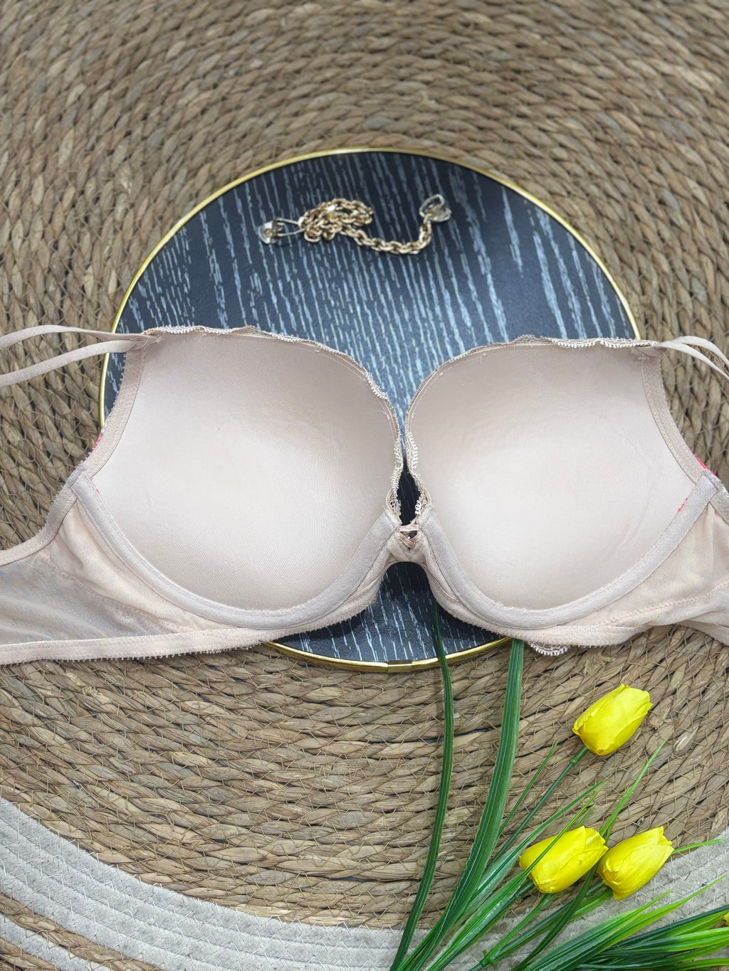 Brasier de blonda Victorias Secret color beige y rosado