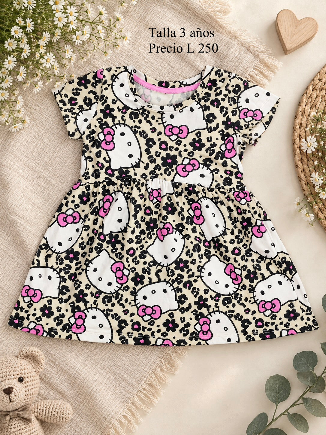 Vestido para niña de manga corta con un estampado que combina con un diseño de leopardo y hello kitty