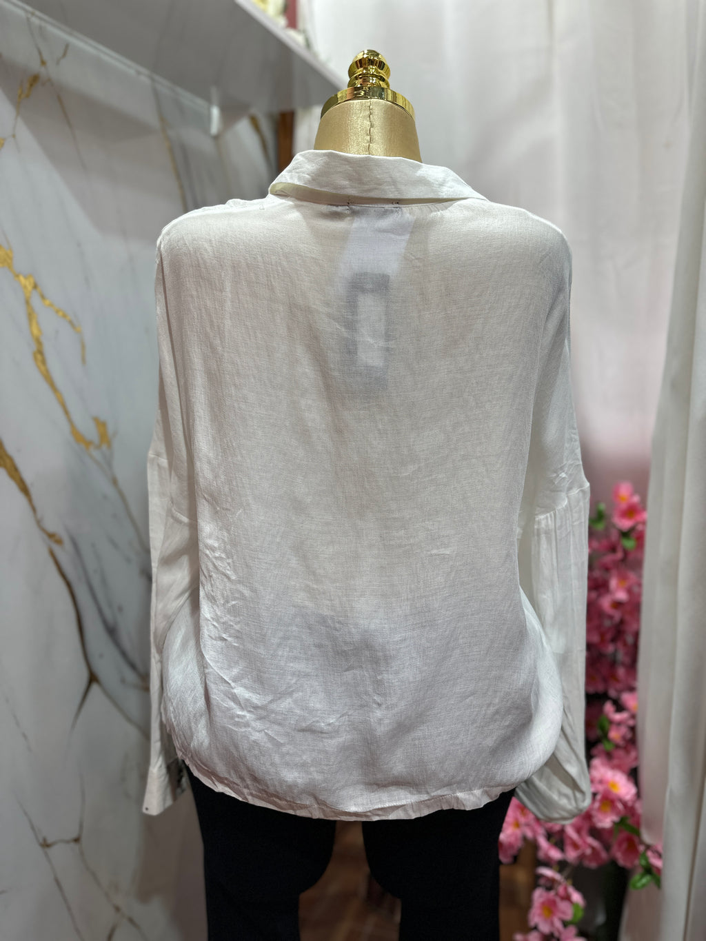 Camisa blanca estilo holgado con diseño de botones frontales