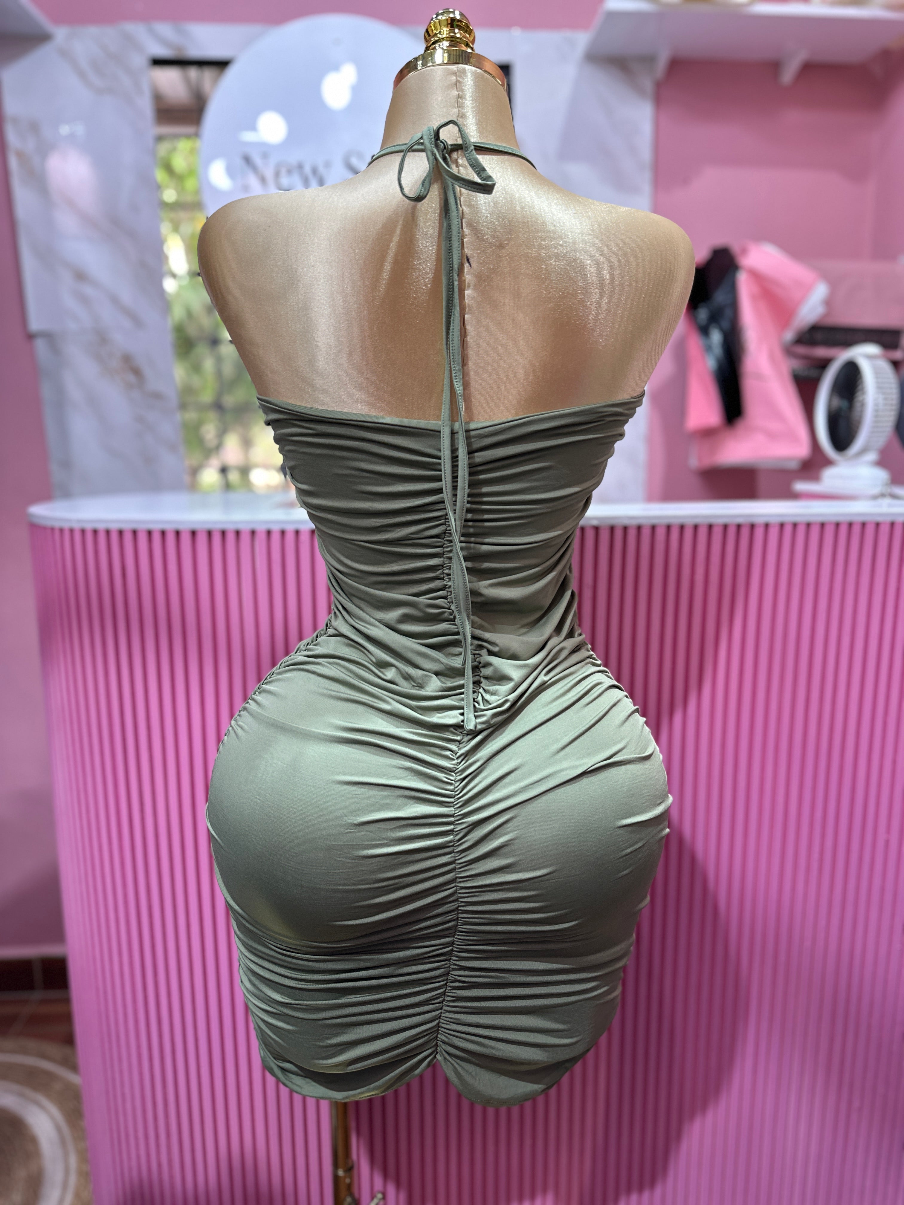 Vestido corto tipo bodycon con cuello halter verde olivo