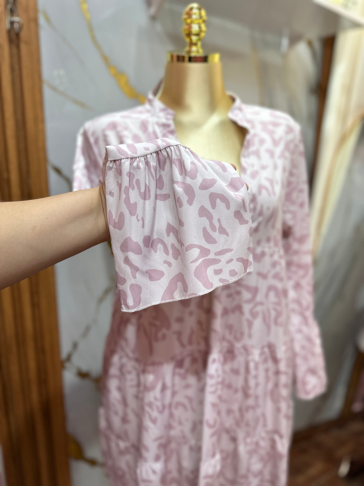 Vestido corto color rosado de manga larga con estampado cuenta un escote en V pronunciado