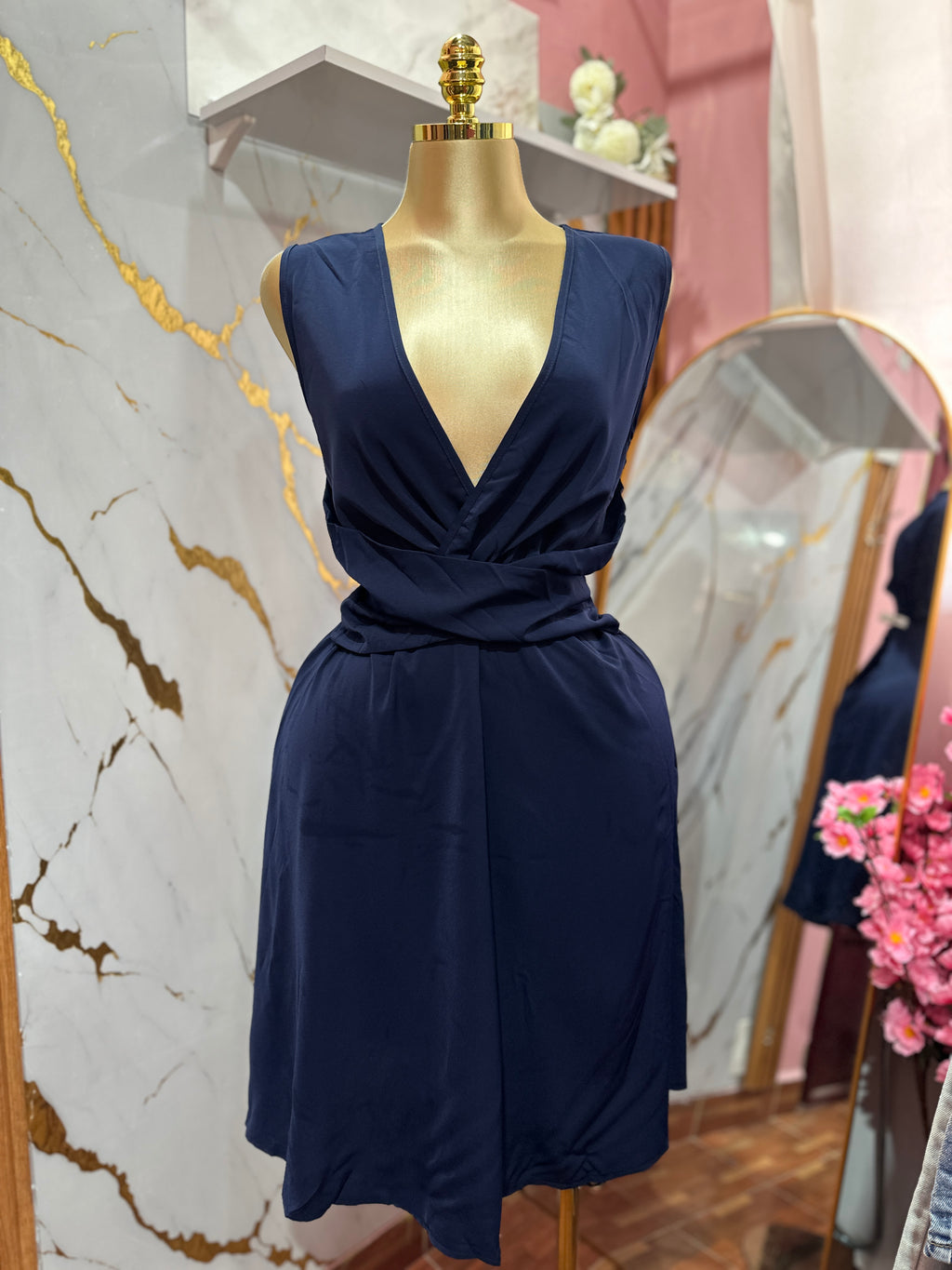 Vestido color azul marino con escote en V