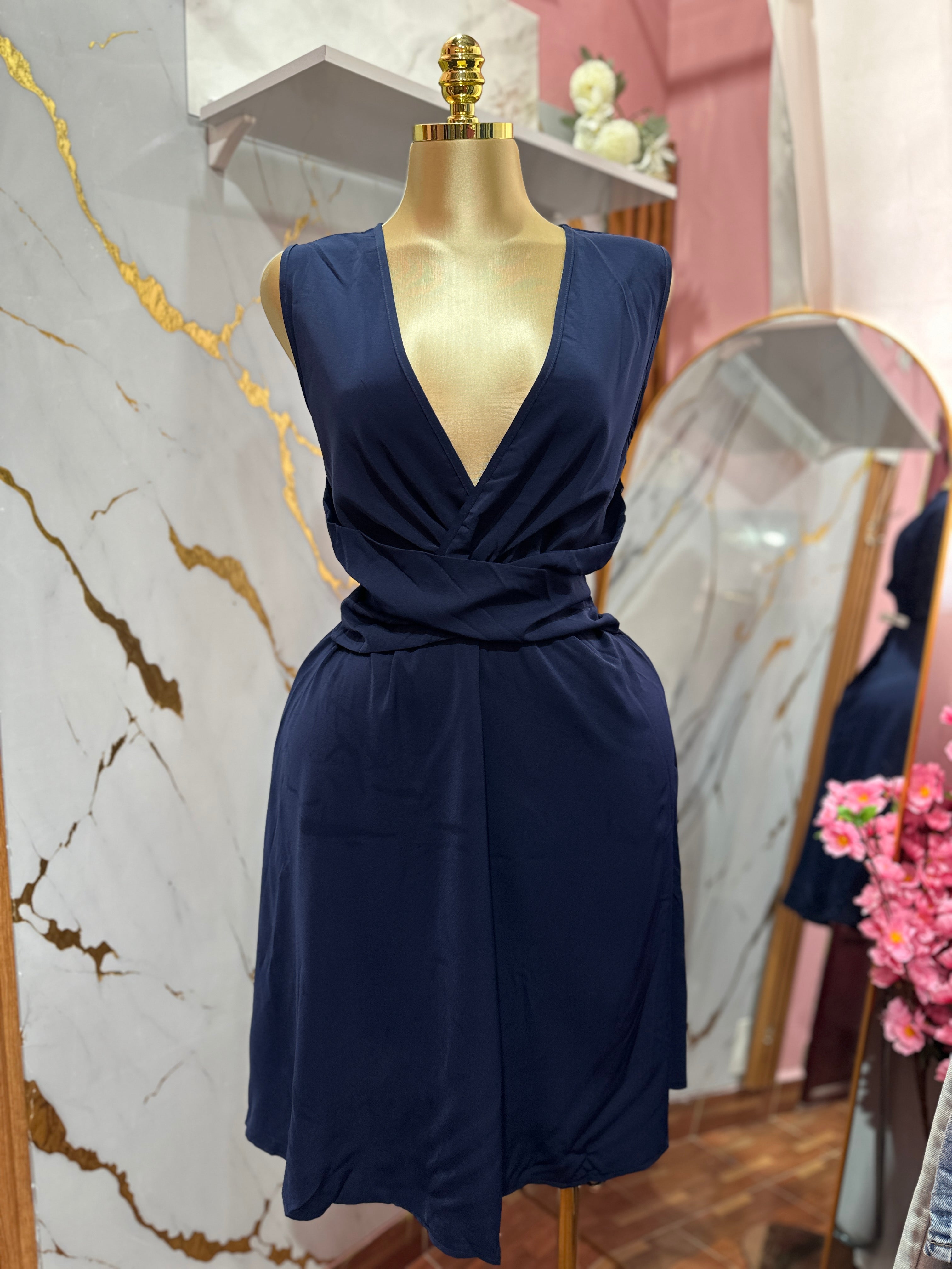 Vestido color azul marino con escote en V