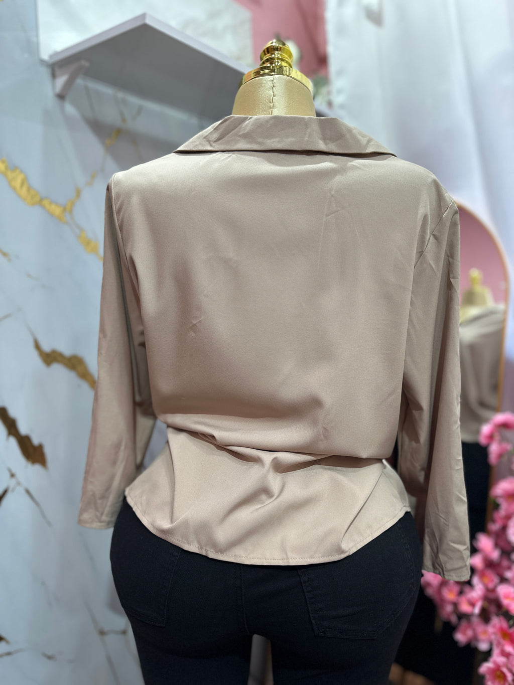 Blusa beige estilo elegante con mangas largas ajustables