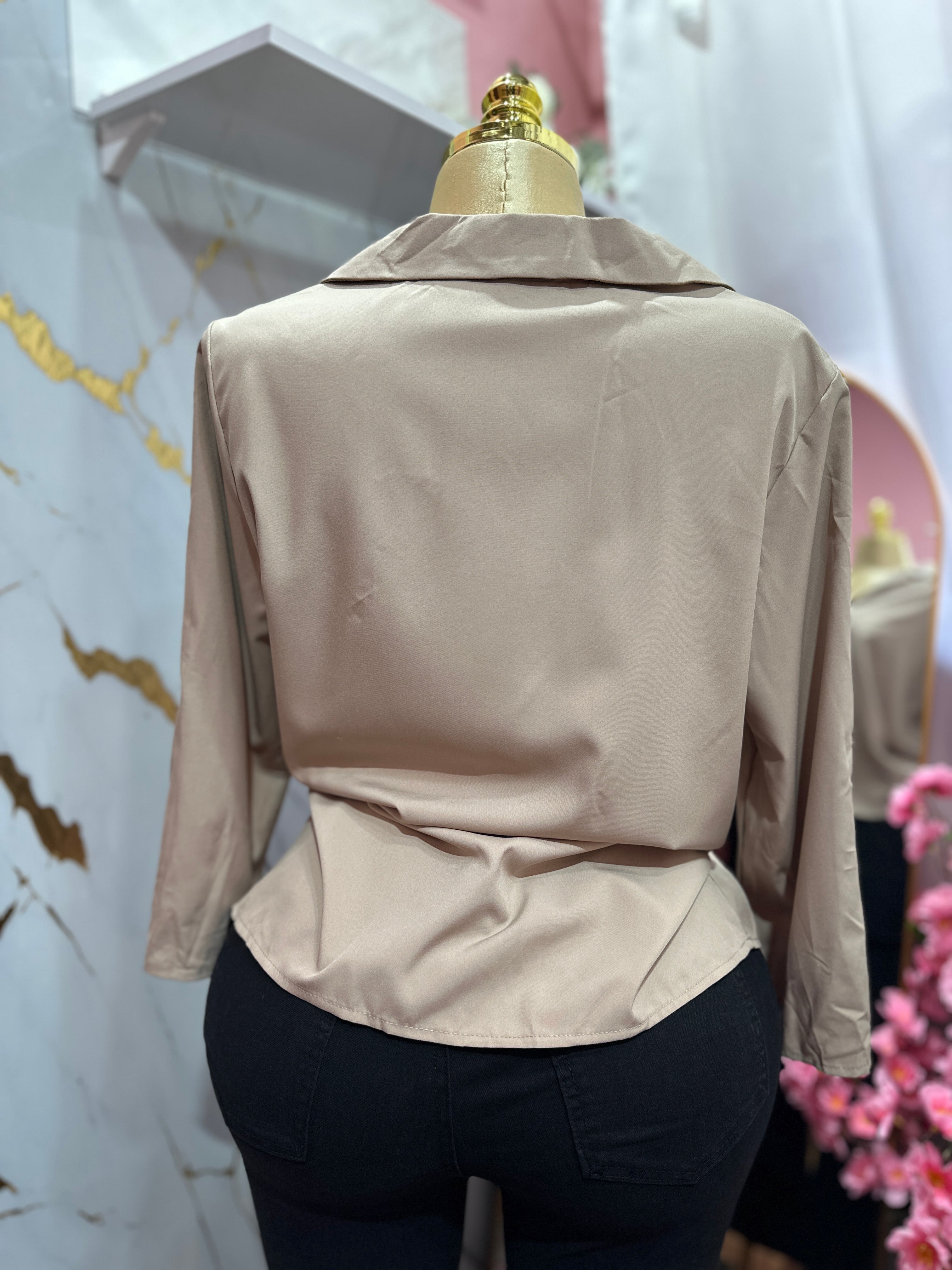 Blusa beige estilo elegante con mangas largas ajustables