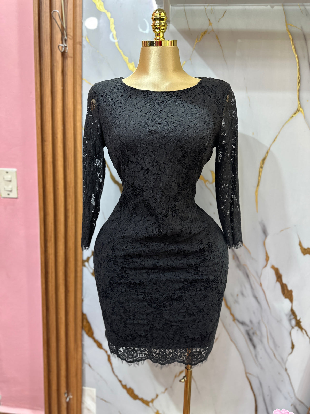Vestido elegante corto SIMPLY STYLED ajustado de encaje negro con mangas largas
