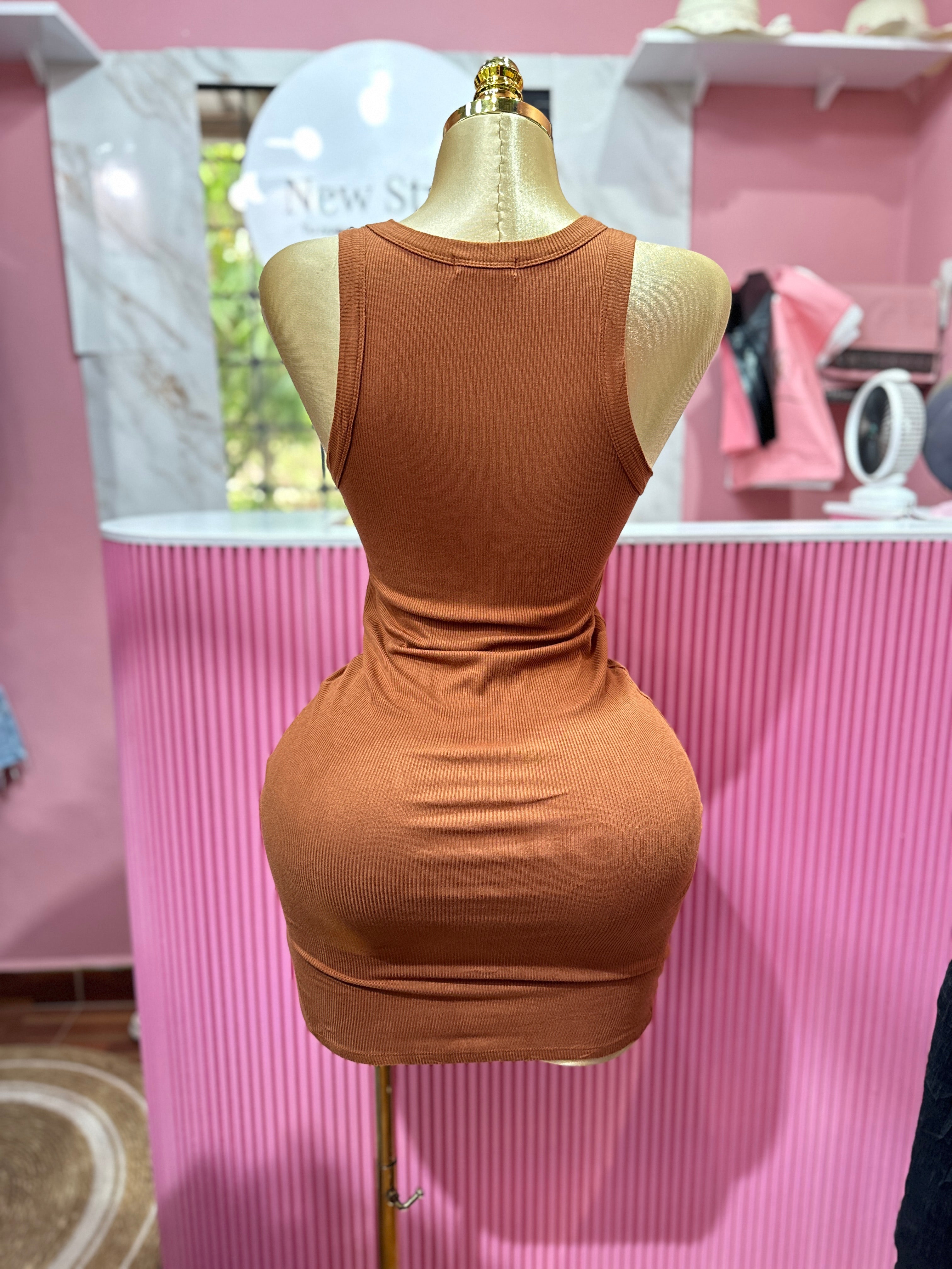 Vestido casual ajustado café con cuello redondo