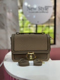 Cartera elegante en tono café con diseño texturizado y con correa ajustable