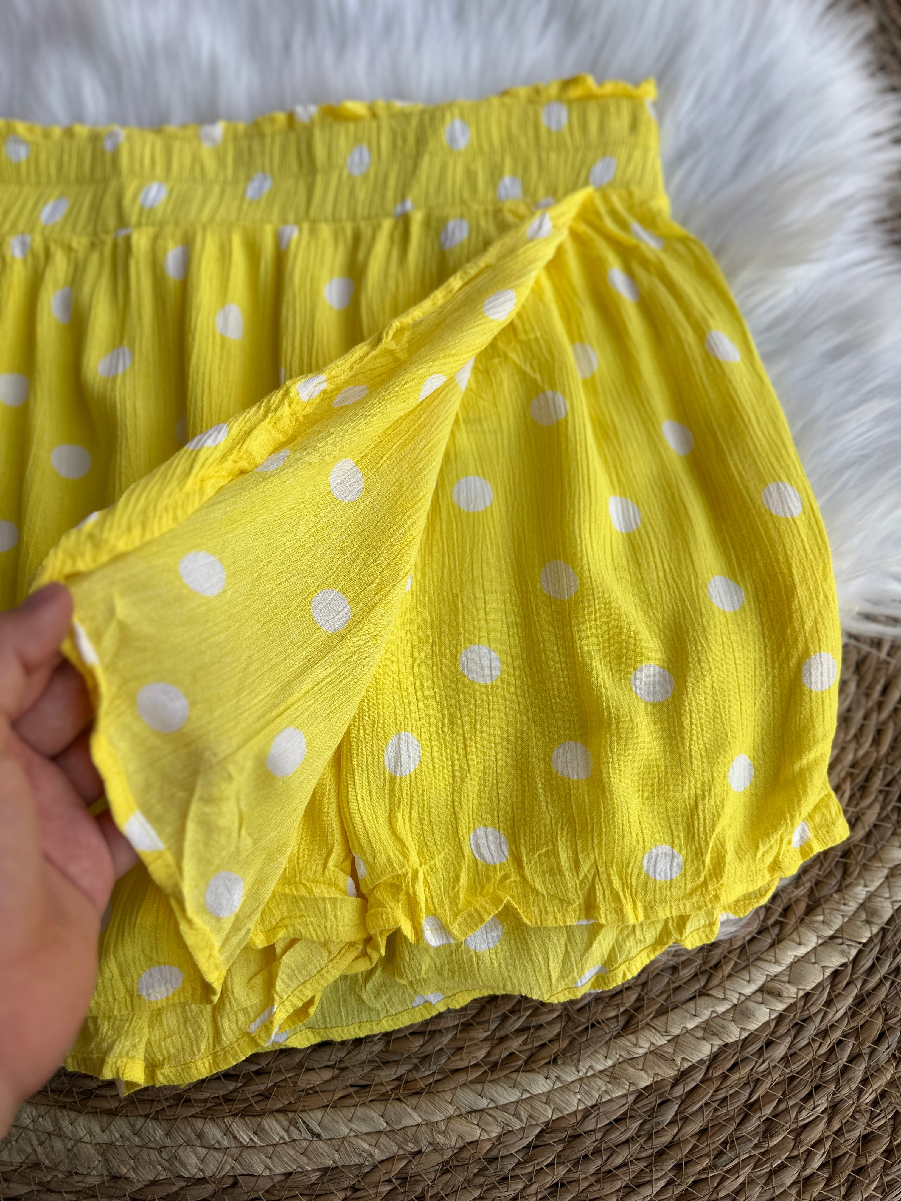 Short Amarillo de Lunares con Cintura Fruncida