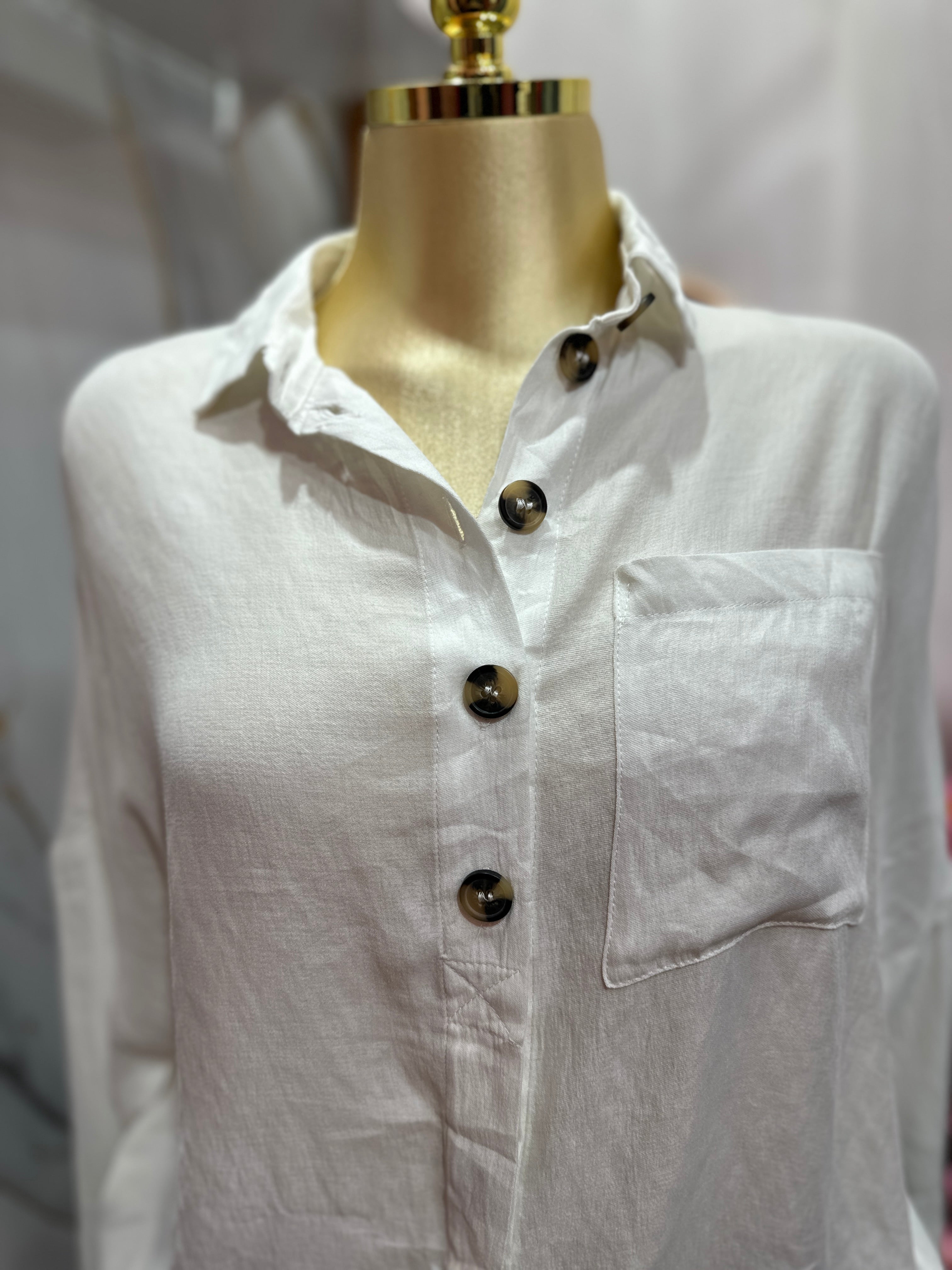 Camisa blanca estilo holgado con diseño de botones frontales