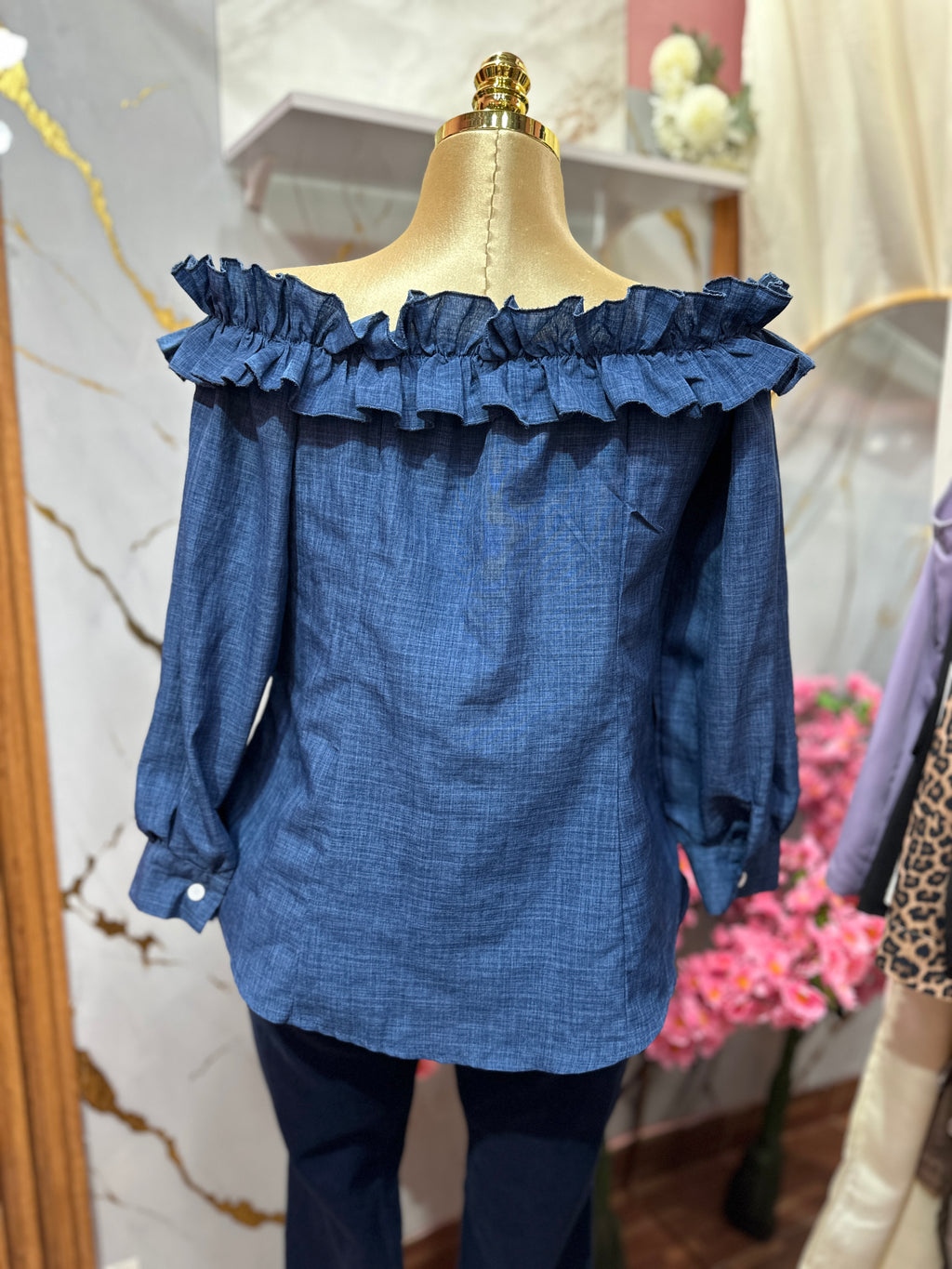 Blusa elegante SHEIN con efecto Denim hombros descubiertos y un llamativo detalle de volantes en el escote