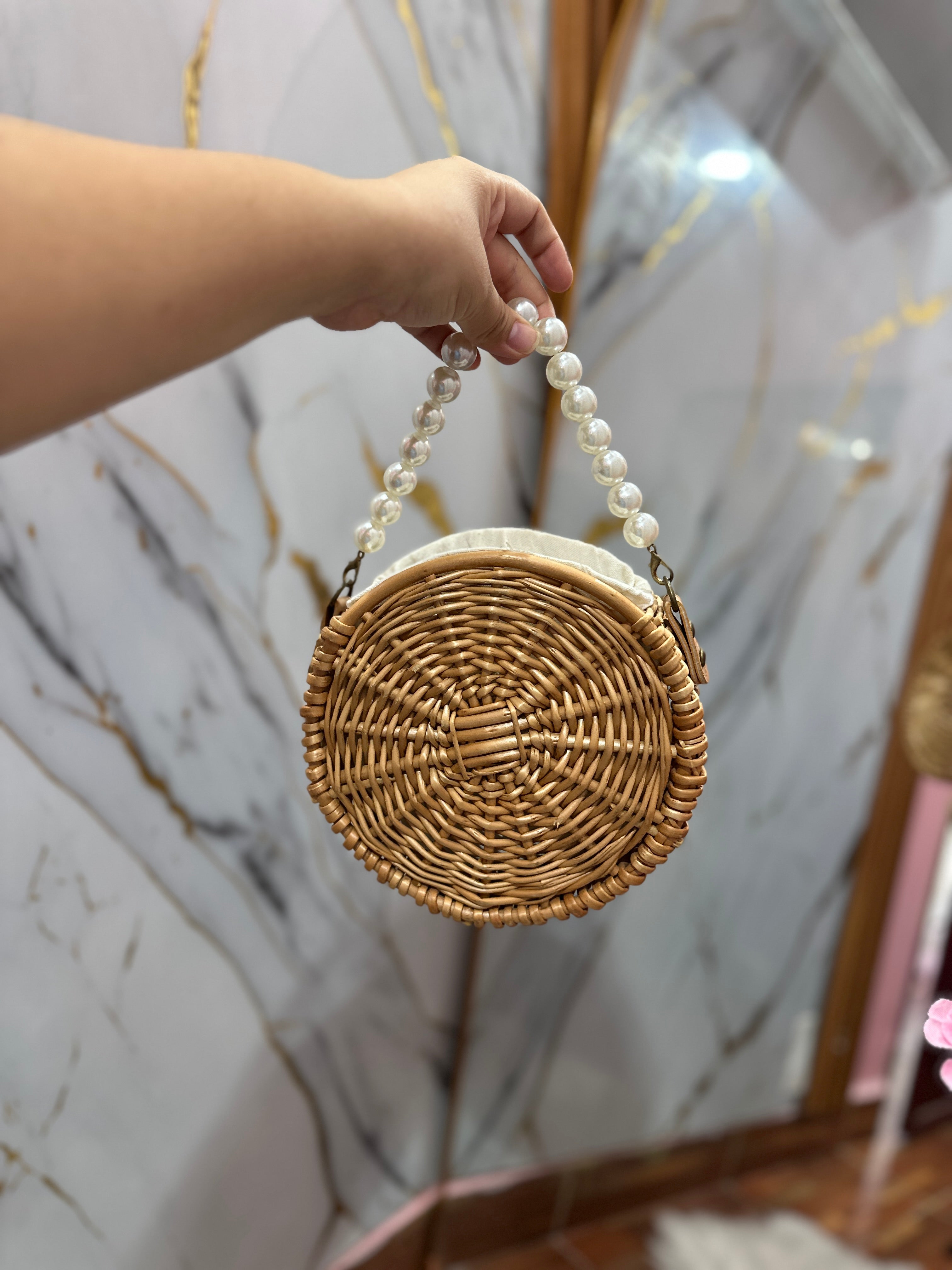 Bolso de mimbre con funda de tela por dentro