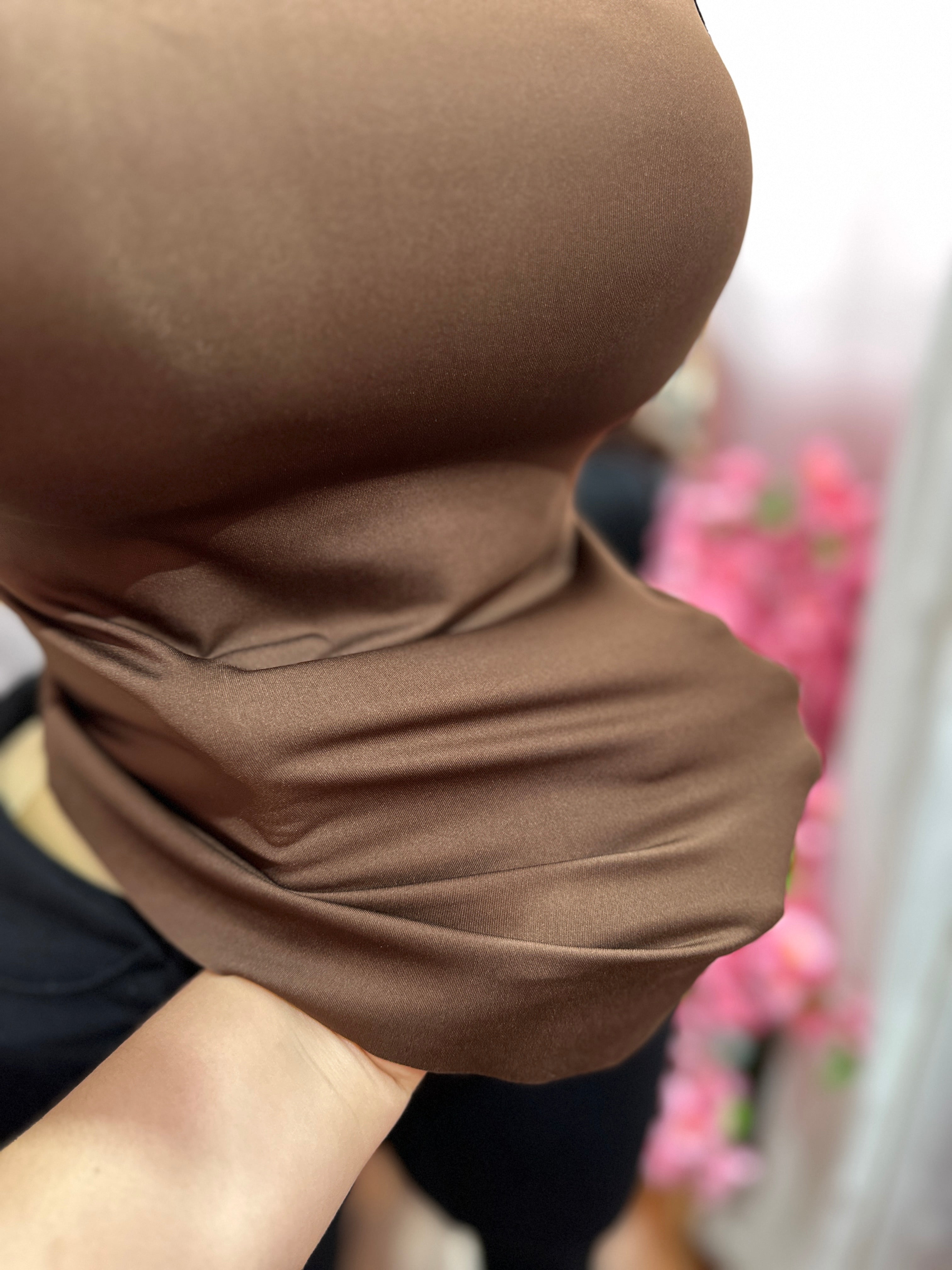 Blusa tipo Crop top color café de tirantes anchos con sostén incorporado