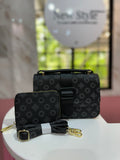 Cartera elegante con monedero incluido y correa ajustable, destaca por su estampado geométrico