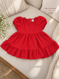 Vestido rojo para bebé con mangas abullonadas y un faldón con volantes