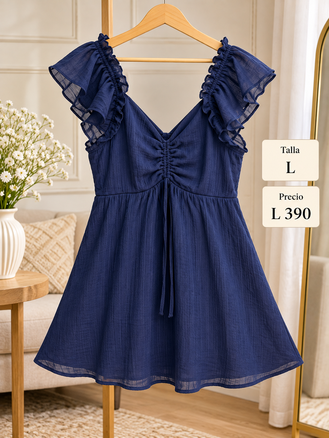 Vestido corto de color azul con mangas de contables y escote en V con detalle fruncido