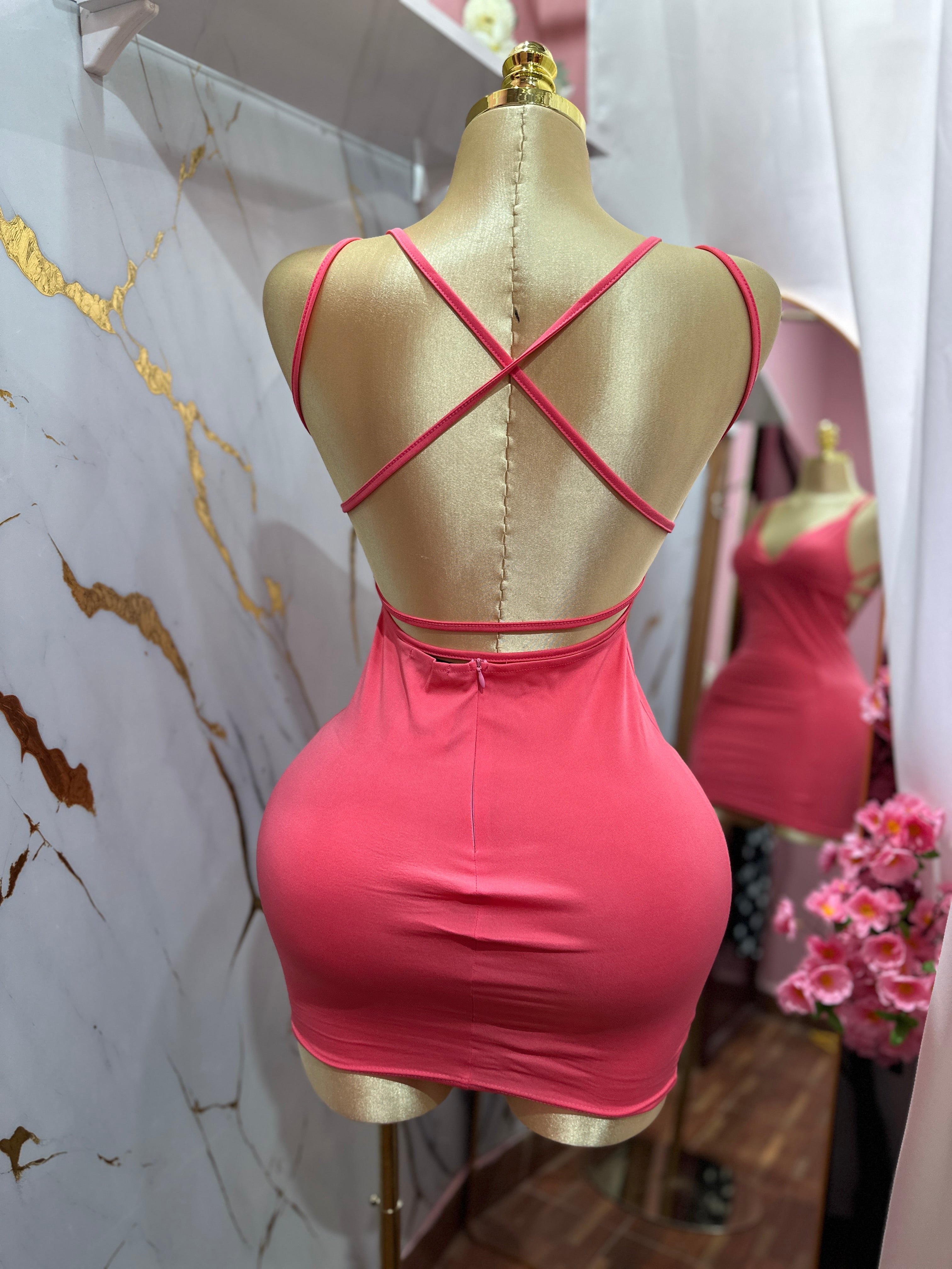 Vestido rosado corte con escote sexy en la espalda
