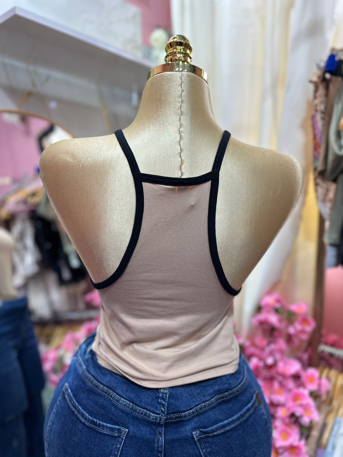 Top corto ajustado de tirantes en color beige con ribetes negros en contraste