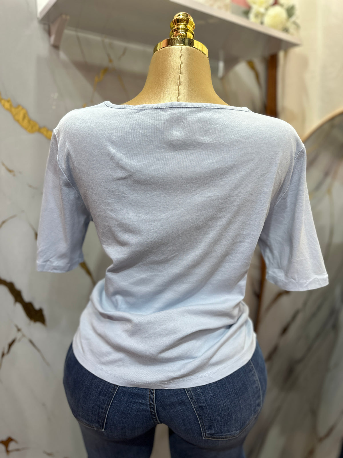 Camisa básica azul de cuello redondo