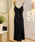 Vestido midi elegante de color negro y de tirantes finos con escote en V