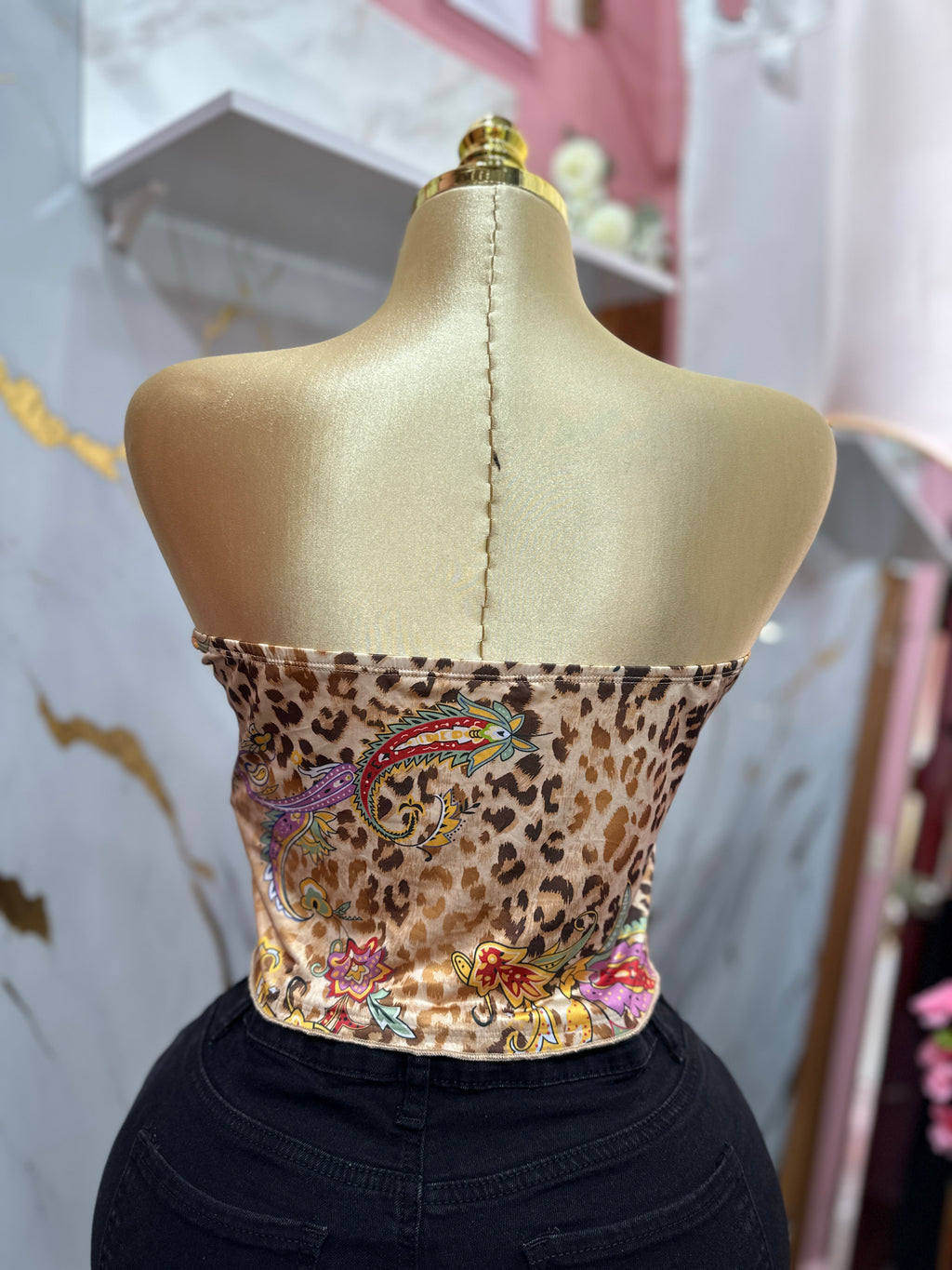 Top de moda con estampado animado y animal print