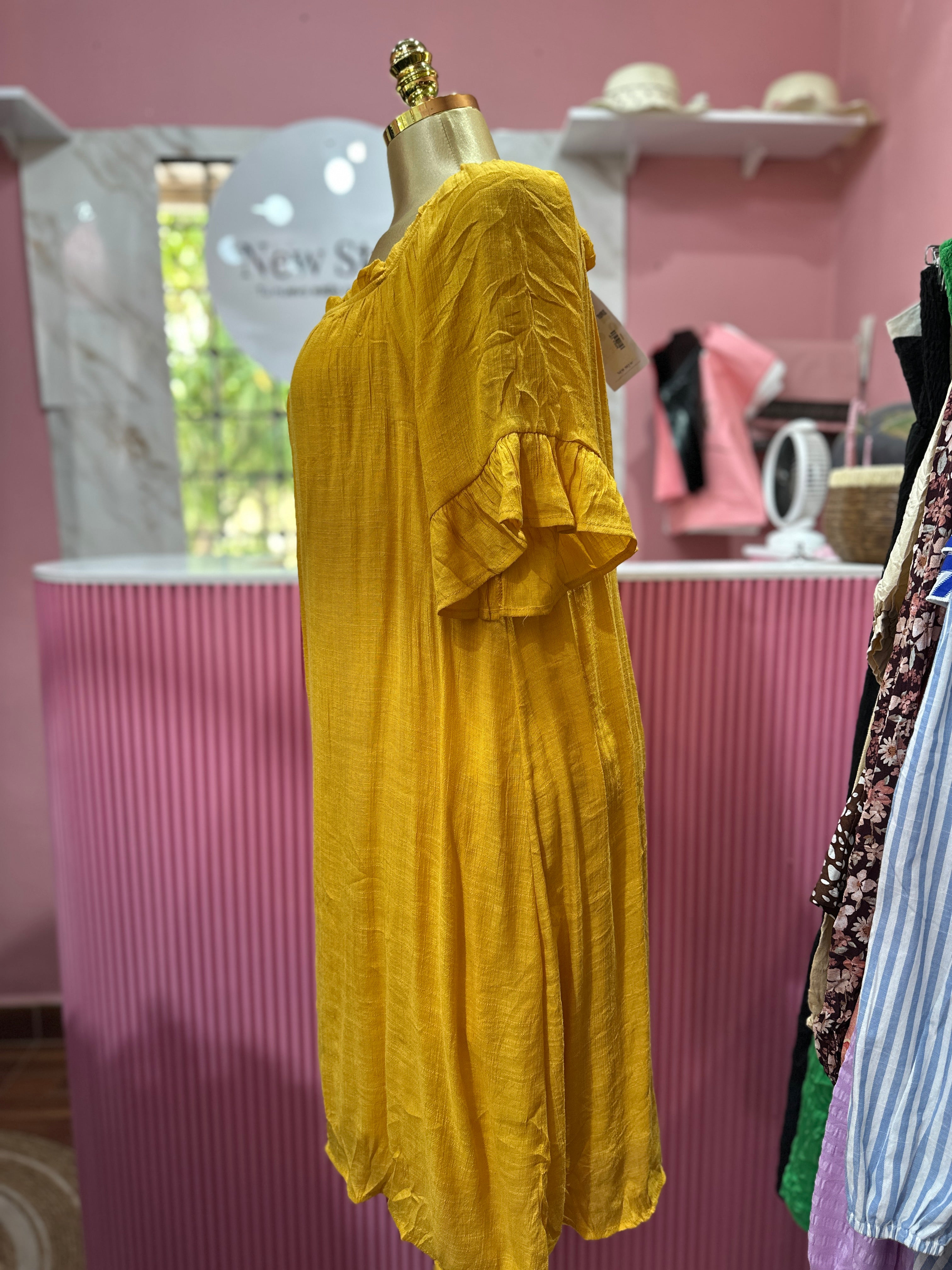 Vestido amarillo con mangas con volantes y cuello redondo