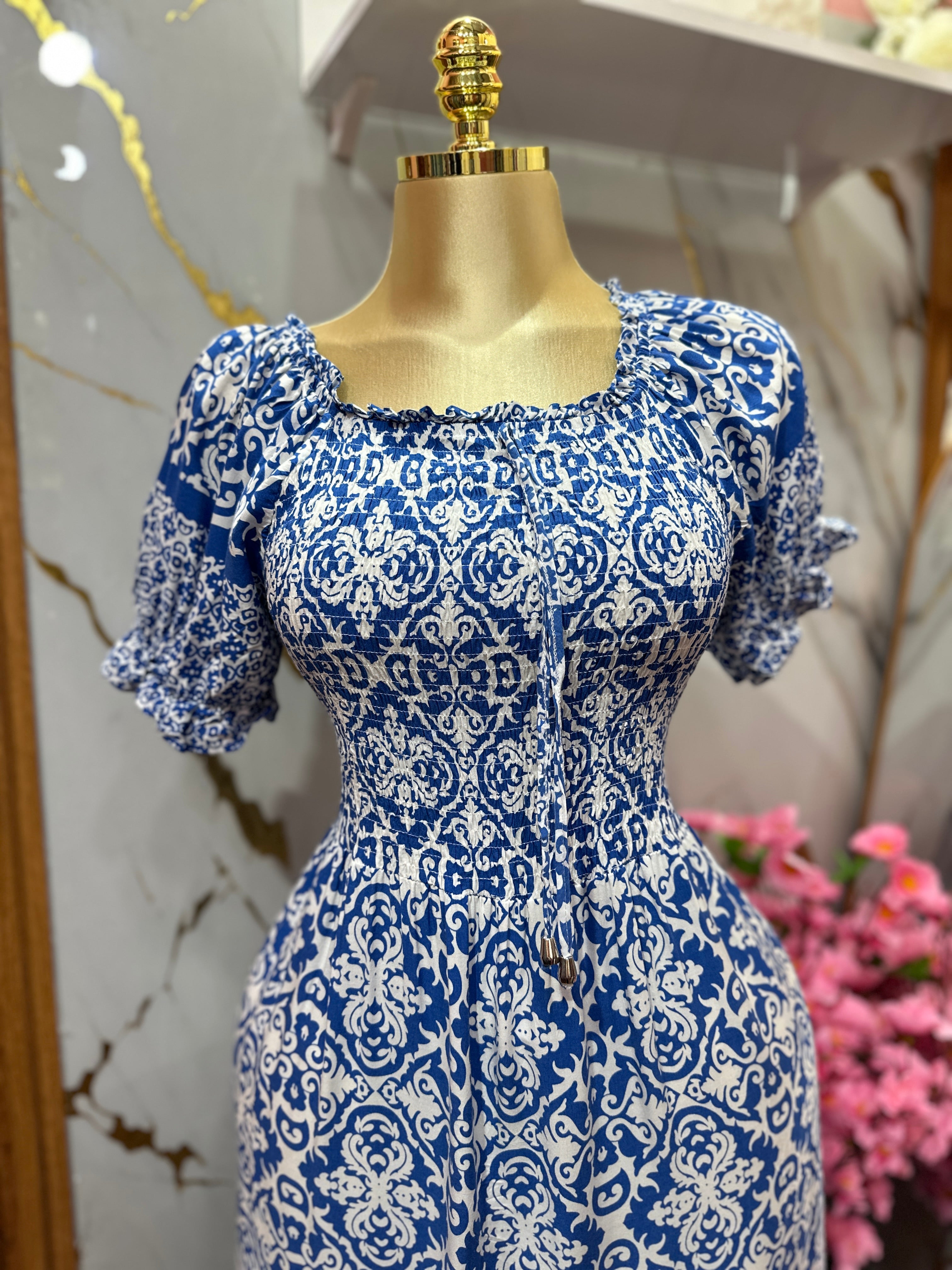 Vestido largo con estampado azul y blanco de mangas abullonadas