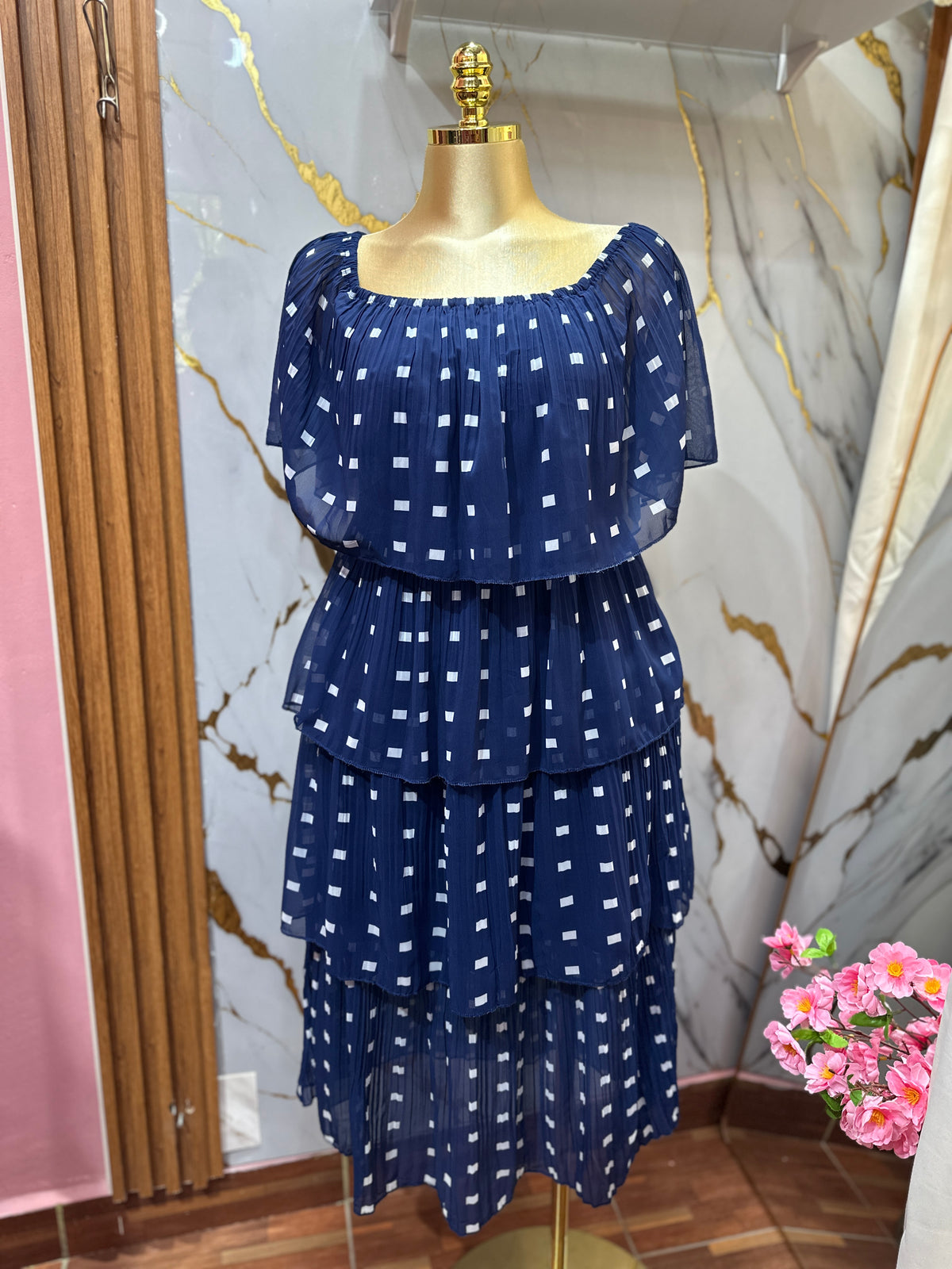Vestido elegante azul marino con estampado y diseño de volantes en capas
