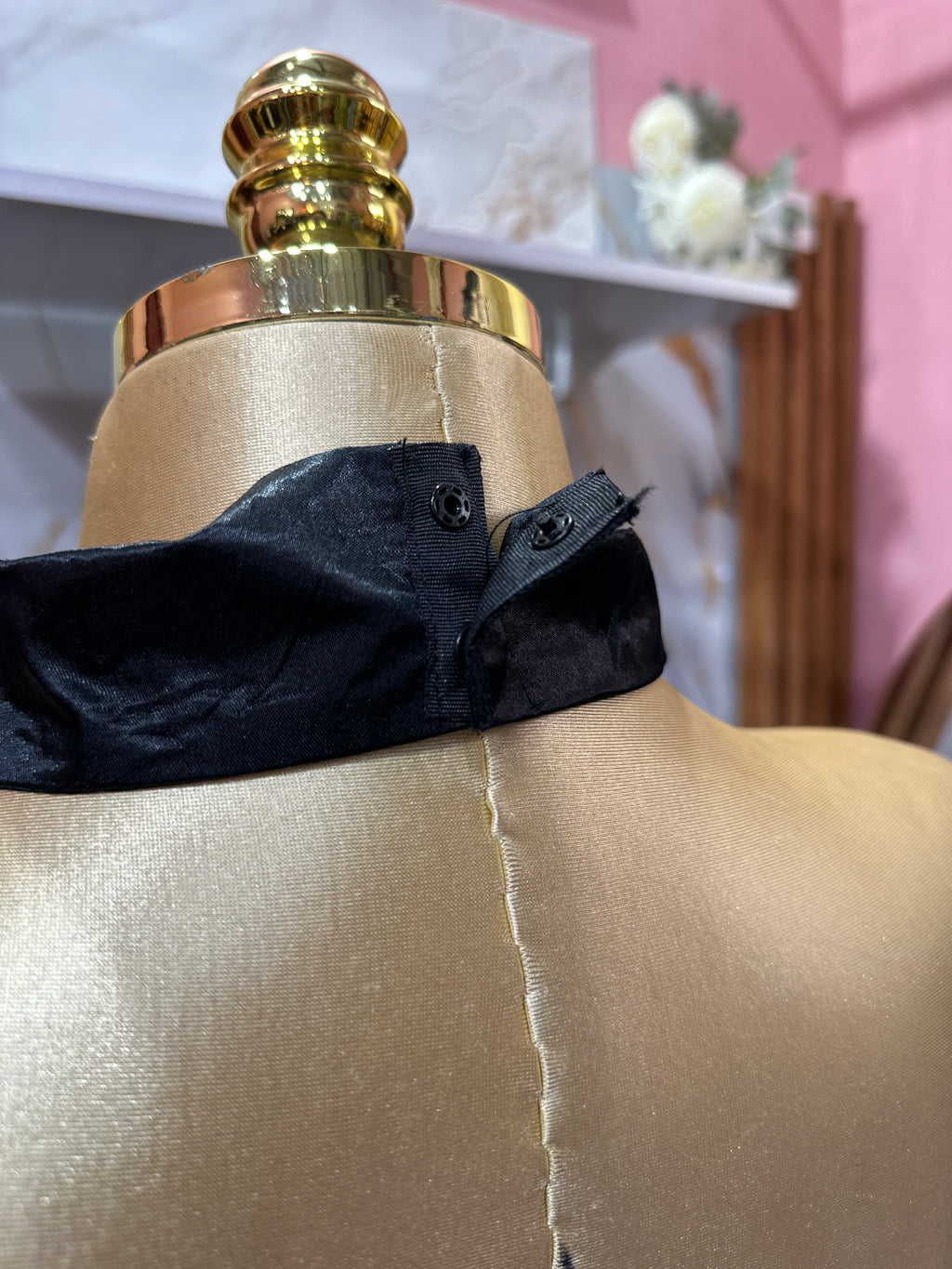 Top corto negro y transparente con cuello de camisa y una corbata incorporada